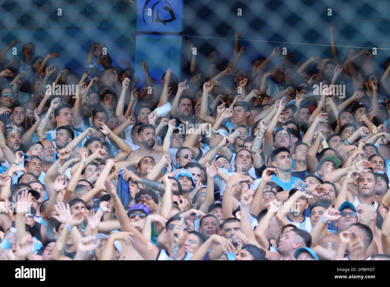 Avellaneda, Argentina, 12 marzo 2023. Tifosi Racing Club durante la partita tra Racing Club vs. Club Atletico Sarmiento, partita 7, Professional Soccer League of Argentina 2023 (Liga Profesional de Futbol 2023 - Torneo Binance). Credito: Fabideciria. Foto Stock