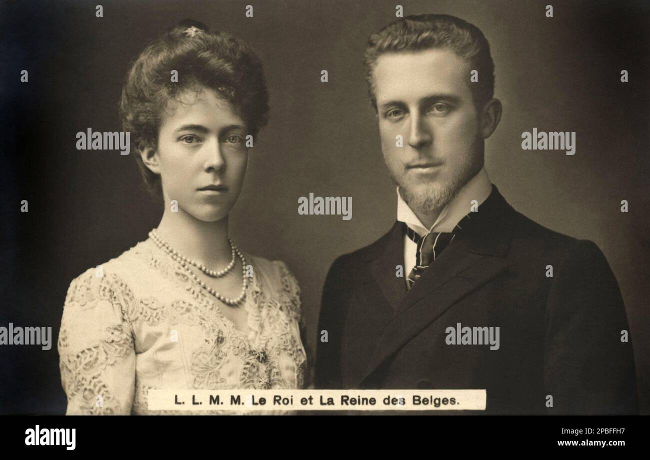 1900 ca, Bruxelles , Belgio : La Regina ELISABETTA del Belgio ( Duchessa di Baviera , 1876 - 1956 ) con la banda larga del re LEOPOLDO III di Belgiani SAXE COBURG GOTHA ( 1901 - 1983 ) , genitori dell'ultima Regina d'Italia , nel maggio 1946 , Marie José di Savoia . Foto di Friedrich Muller , Monaco di Baviera , Baviera - Casa del BRABANTE - BRABANTE - Maria - SAVOY - royalty - nobili - Nobiltà - BELGIO - ritratto - RITRATO - BELLE EPOQUE - collana - perle - collana di perle - bijoux - gioviello - gioielleria - gioielli - pizzo - pizzo - chignon - barba - barba - collo - colletto - cravatta - Foto Stock