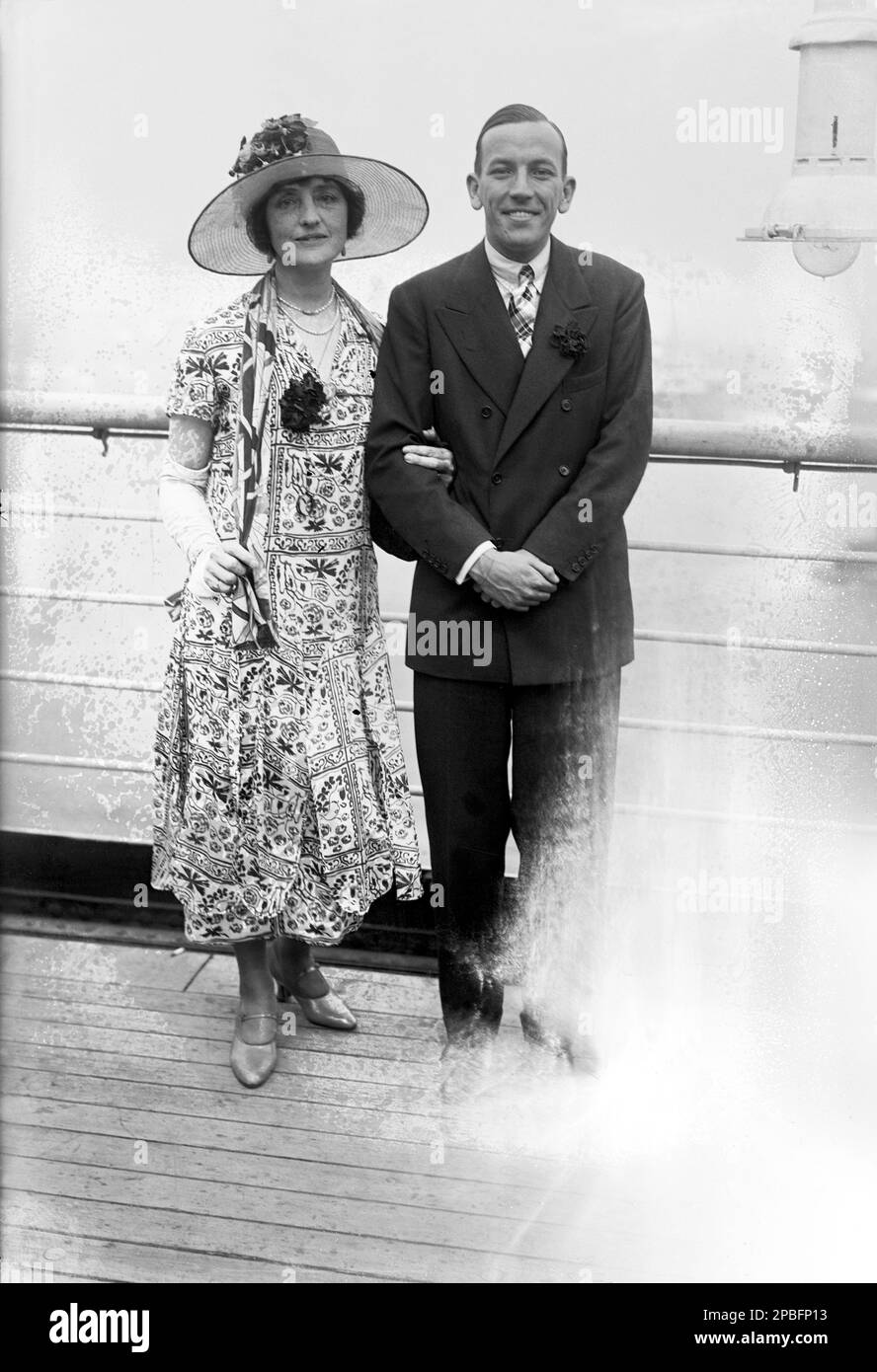 1926 , New York , USA : il drammaturgo e attore britannico NOEL COWARD ( 1899 - 1973 ) arriva negli Stati Uniti con un transatlantico transatlantico dall'Inghilterra con l'amico LILIAN BRAITHWAITE ( 1873 - 1948 ) ingenlis teatro e attrice cinematografica . Dame Lilian Braithwaite era essenzialmente un'attrice teatrale che ha fatto pochi film. Ha suonato la madre di Ivor Novello in 'Downhill' di Hitchcock, ma alcuni dei suoi altri film sono di rilievo. Solo un film dopo il 1932 - 'A Man About the House'. Nominato comandante dama dell'Impero britannico (D. L.C.) dal Re per i suoi servizi alle arti - FILM - commediografo - dram Foto Stock