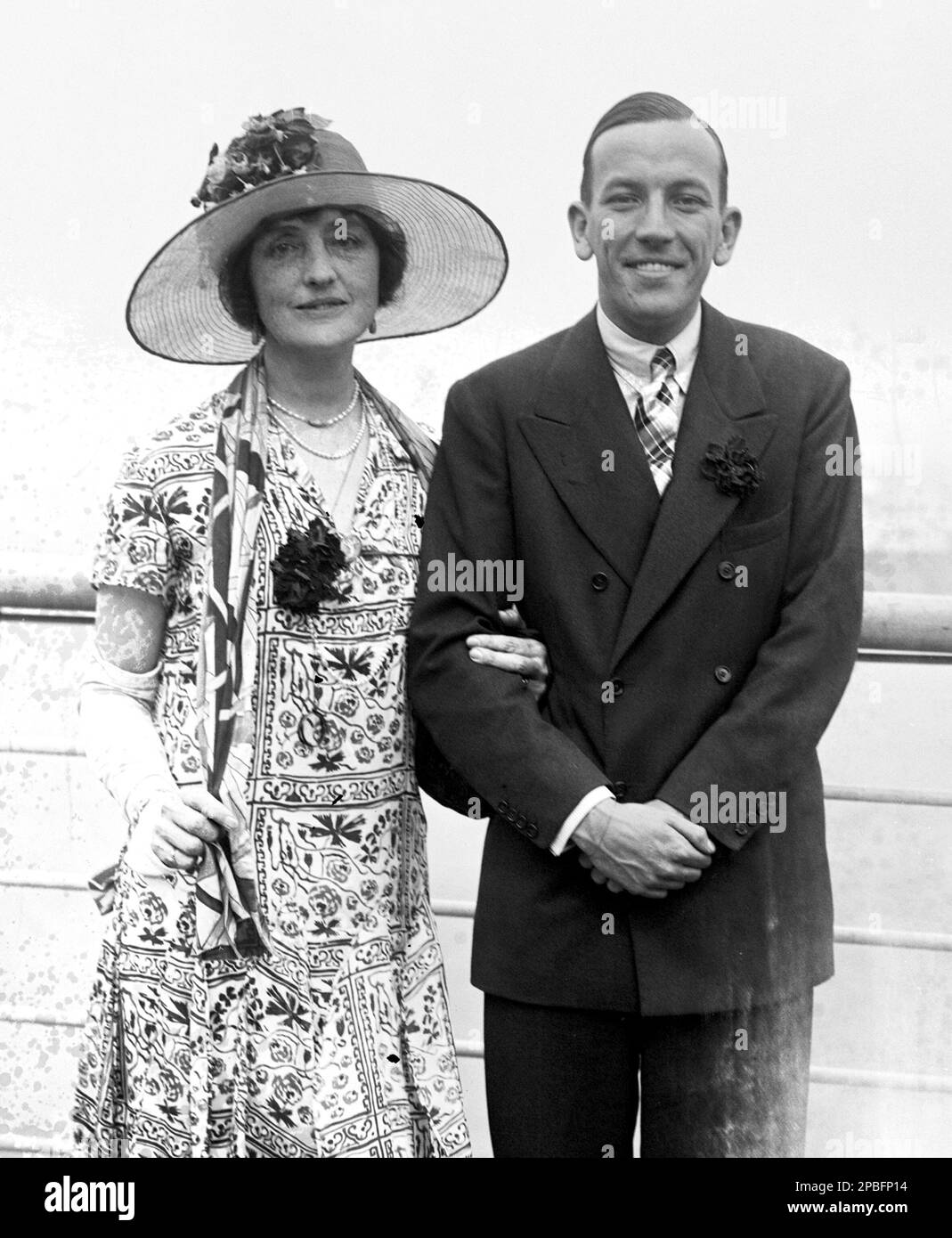 1926 , New York , USA : il drammaturgo e attore britannico NOEL COWARD ( 1899 - 1973 ) arriva negli Stati Uniti con un transatlantico transatlantico dall'Inghilterra con l'amico LILIAN BRAITHWAITE ( 1873 - 1948 ) ingenlis teatro e attrice cinematografica . Dame Lilian Braithwaite era essenzialmente un'attrice teatrale che ha fatto pochi film. Ha suonato la madre di Ivor Novello in 'Downhill' di Hitchcock, ma alcuni dei suoi altri film sono di rilievo. Solo un film dopo il 1932 - 'A Man About the House'. Nominato comandante dama dell'Impero britannico (D. L.C.) dal Re per i suoi servizi alle arti - FILM - commediografo - dram Foto Stock