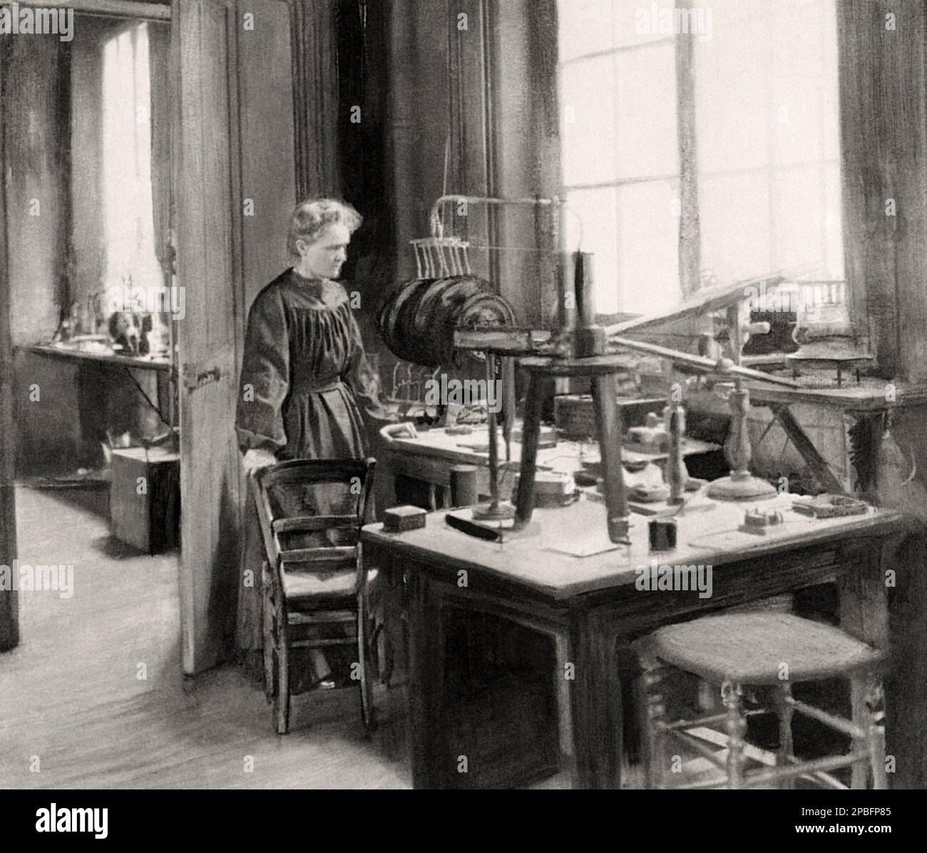 1900 ca , Parigi , Francia :il celebre fisico e chimico Marie CURIE ( Maria Sklodowska , 1867 - 1934 ). Sposato con il fisico PIERRE CURIE ( 1859 – 1906 ), pioniere della cristallografia, del magnetismo, della piezoelettricità e della radioattività . Ha condiviso il Premio Nobel 1903 in fisica con la moglie Marie Curie , E Henri Becquerel,' in riconoscimento degli straordinari servizi che hanno reso grazie alle loro ricerche congiunte sui fenomeni radiologici scoperti dal professor Henri Becquerel' - foto storiche - foto storica - scienziato - scienziato - ritratto - ritratto - F. Foto Stock