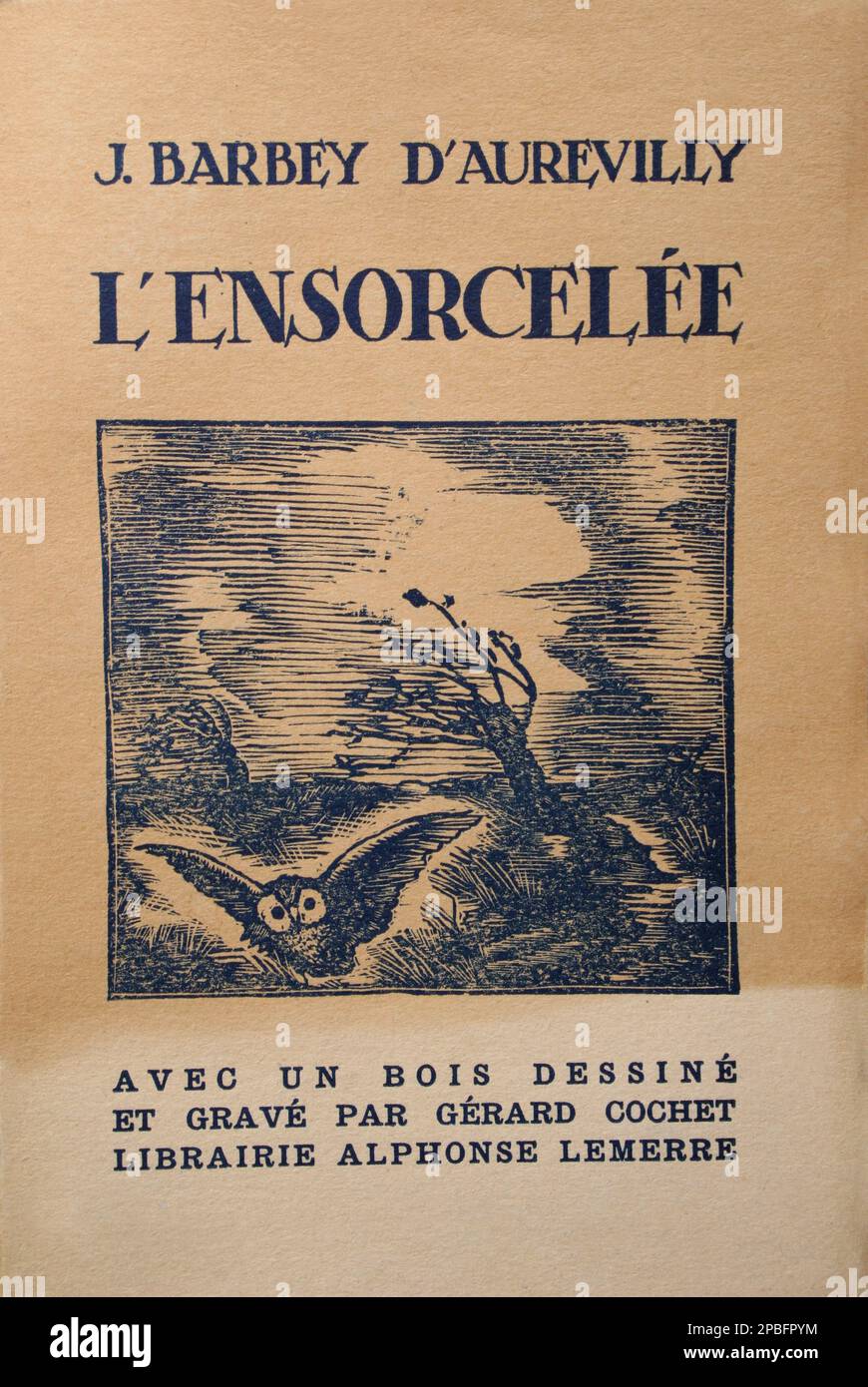 Lo scrittore francese J. BARBEY D'AUREVILLY ( Saint-Sauveur-le-Vicomte, 2 novembre 1808 - Parigi, 23 aprile 1889 ), copertina del libro L' ENSORCELEE ( The Bewitched ), Librarie Alphonse Lemerre . Opera su copertina del pittore Gerard Cochet . D'Aurevilly è stato un romanziere francese e uno scrittore di storia breve. Si specializzò in racconti di mistero che esplorarono motivazioni nascoste e accennarono al male senza mai attraversare la linea nel soprannaturale. Ebbe un'influenza decisiva su scrittori come Auguste Villiers de l'Isle-Adam, Henry James e Marcel Proust - SCRITTORE - LETTERATURA - LETTERATURA - copertin Foto Stock