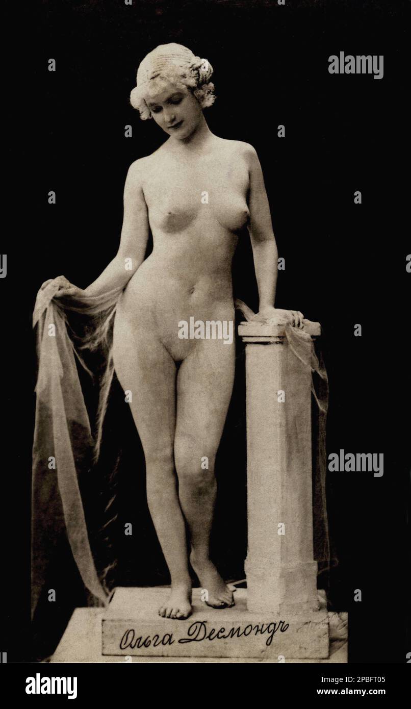 OLGA DESMOND ( Olga Sellin - 1891 a Allenstein, Prussia orientale, ora Polonia - 2 agosto 1964 , Berlino ), danzatrice e attrice tedesca. Olga Desmond ha studiato dramma e si è guadagnata la vita come modello per artisti e pittori a Berlino. Nel 1907 entra a far parte di un gruppo di artisti ed è apparsa come Venus durante il tour di nove mesi al London Pavilion, dove hanno messo in scena “rappresentazioni plastiche”. A Berlino ha co-fondato l'Associazione per la Cultura ideale e ha dato spettacoli chiamati "quadri viventi" in cui ha posto seguendo la maniera delle antiche opere d'arte classiche Queste cosiddette "serate di bellezza" Foto Stock
