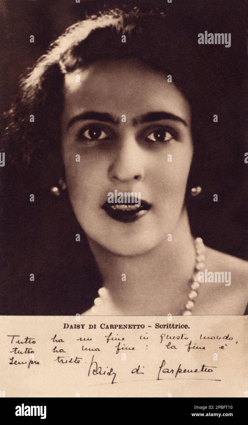 1931 ca : la scrittrice italiana DAISY DI Carpenetto ( Marga di Challant , nata a Torino 1902 - ) , figlia di Edoardo Coardi di Carpeneto dei Marchesi di Bagnasco (Torino 1857 - Roma 1927 ) sposò nel 1900 con la principessa Sofia Maria Felicita' ( Fontainebleau 1874 - Roma 1960 ) RUFFO DI SCILLA . Autore di libri il SEGRETO DELLA pace (1923), LA FIGURA DELL'URAGANO (1925), LE SUE MANI (1926) e PAURA (1926) - SCRITTORE - SCRITTRICE - LETTERATURA - Carpeneto - LETTERATURA - letterato - ROMANZO - nobili italiani - nobiltà - Nobiltà italiana ---- Archivio GBB Foto Stock