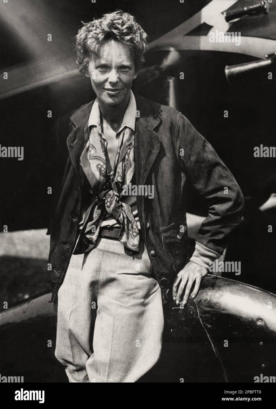 1932 , agosto , USA : Ritratti della più celebrata aviatrice AMELIA EARHART ( 1897 - 1937 ) fresca del suo volo da Los Angeles a Newaek , New Jersey , in solista di diciannove ore . Earhart è stata la prima donna a ricevere la Distinguished Flying Cross che le è stata assegnata come la prima aviatrice a volare da sola attraverso l'Oceano Atlantico. Ha stabilito molti altri dischi, ha scritto libri Best-seller sulle sue esperienze di volo, ed è stato strumentale nella formazione dei Ninety-Nines, un'organizzazione per i piloti femminili. Durante un tentativo di fare un volo circumnavigazionale del globo nel 1937, EA Foto Stock