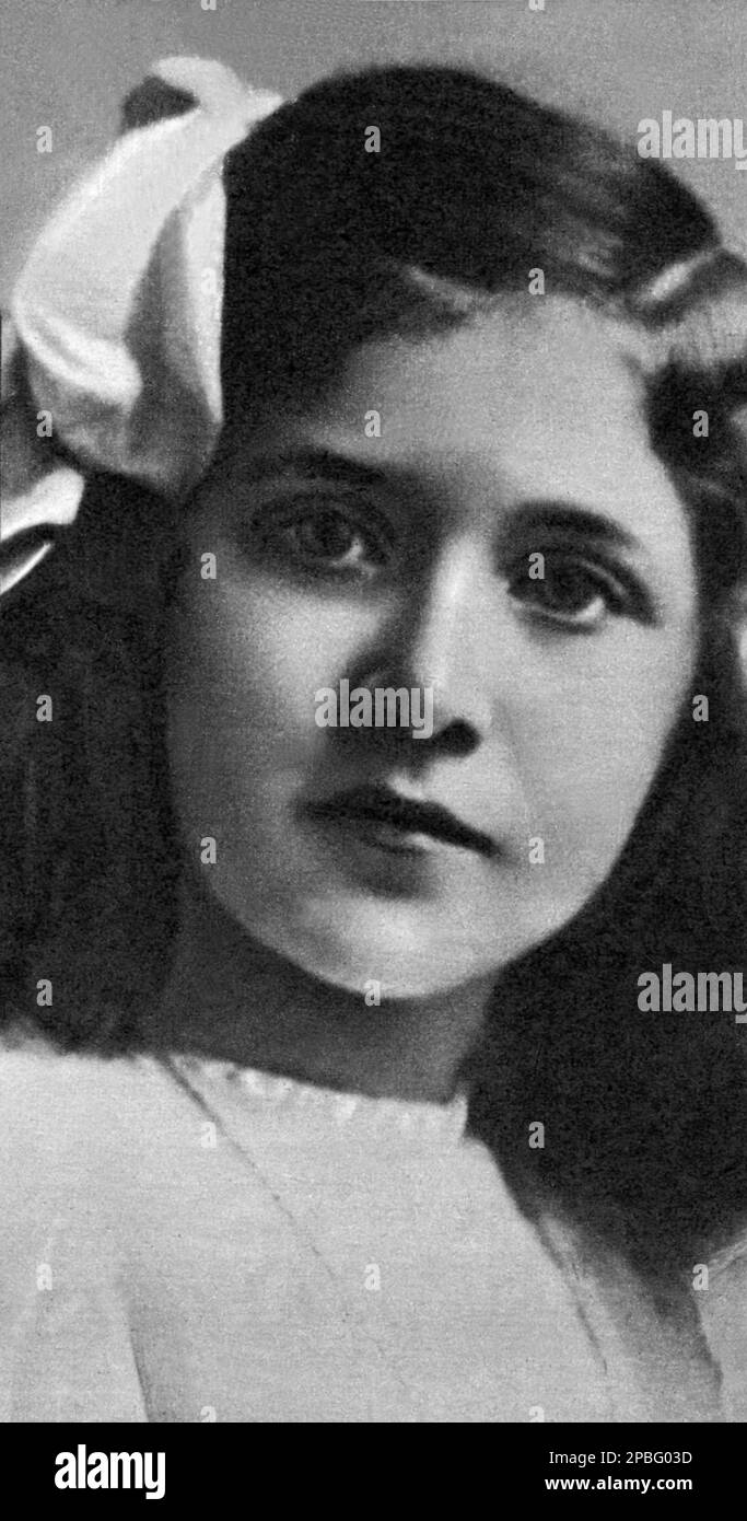1915 ca , Genova , ITALIA : GIANNINA GASLINI ( 1906 - 1917 ) , figlia dell'industria italiana GEROLAMO GASLINI conte di San Gerolamo ( Monza, 3 luglio 1877 – Genova, 9 aprile 1964 ) , Senatore del Regno d'Italia . Gaslini nacque a Monza, suo padre Pietro era un piccolo artigiano che si occupa della lavorazione dei semi oleosi. Gaslini arriva per costruire una rete di aziende possedute o controllate nel settore petrolifero e, più in generale, sul settore alimentare e finanziario . Dal suo matrimonio, nel 1902 , con Lorenza Celotto ( 1881 - 1963 ) nascono due figlie: Gerona ( 1903 - 1988 ) e Giannina ( 1906 - 1917 Foto Stock