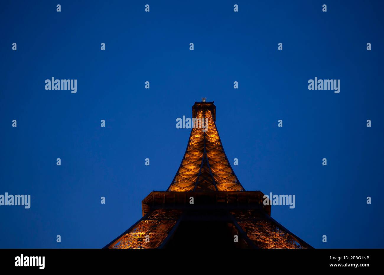 Torre Eiffel di notte, dal basso angolo di vista, spazio copia Foto Stock