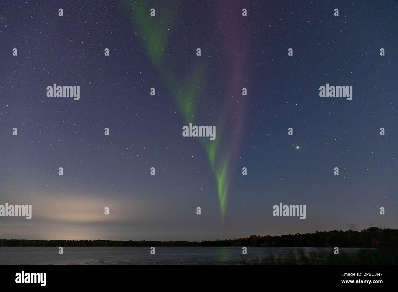 Northern Lights Aurora presenta STEVE sul lago strong Thermal Emission Velocity Enhancement Foto Stock