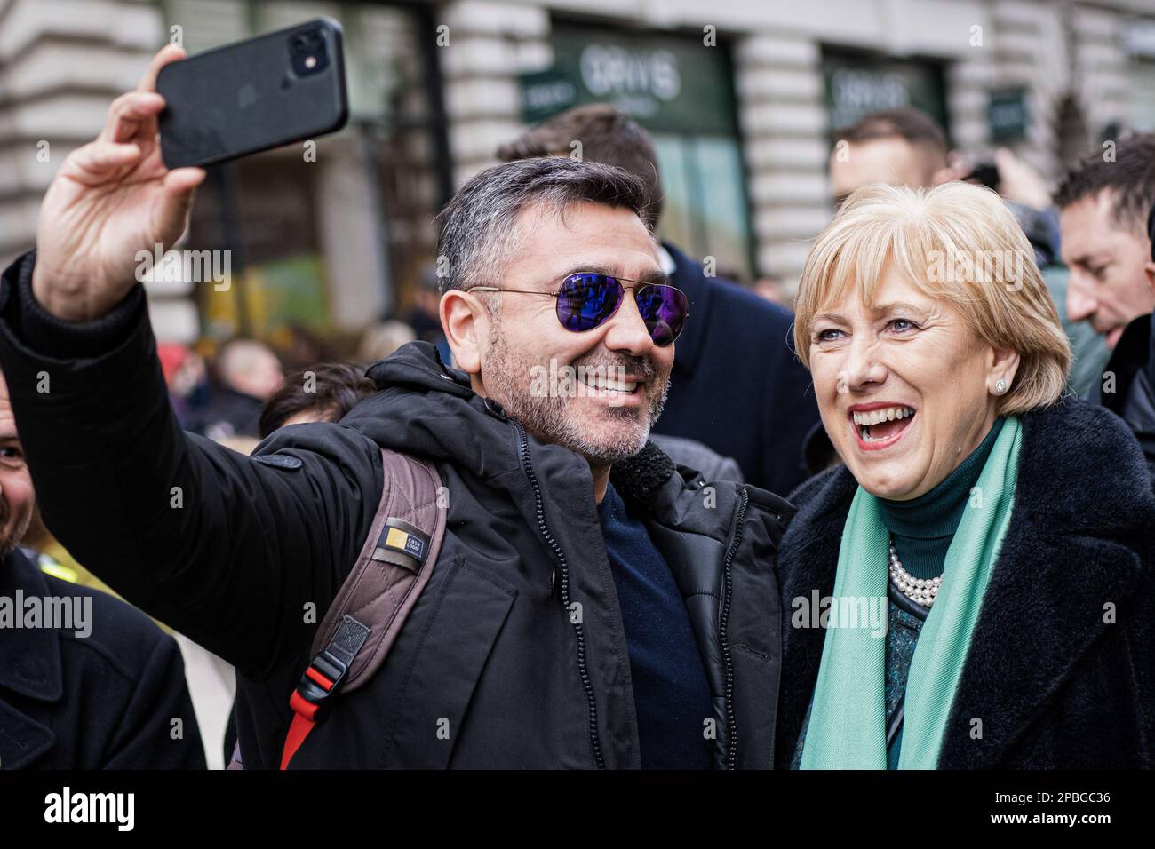 Londra, Regno Unito. 12th Mar, 2023. Heather Humphreys, ministro irlandese della protezione sociale, ha visto prendere un selfie con uno spettatore durante la parata. La comunità irlandese di Londra ha celebrato il St Patrick's Day Festival con una sfilata nel centro di Londra, con esibizioni di gruppi in marcia, club sportivi e scuole di ballo irlandesi. Ci si aspettava che più di 50.000 persone partecipassero alla festa e ammirassero la danza irlandese, il cibo e la musica. Credit: SOPA Images Limited/Alamy Live News Foto Stock