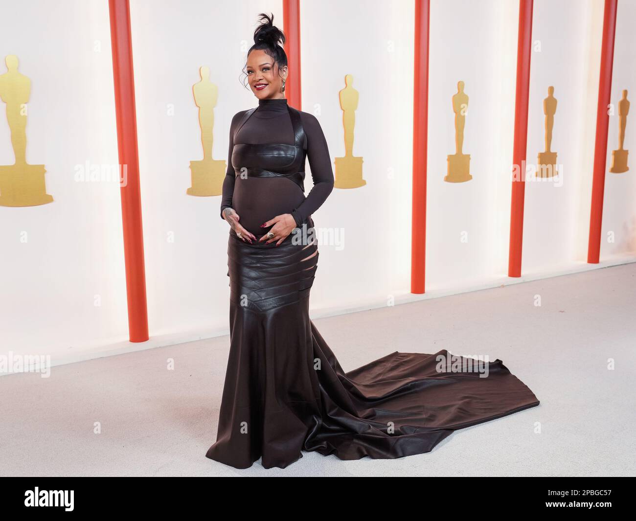 Los Angeles, California, Stati Uniti. 12th Mar, 2023. Rihanna che cammina sul tappeto rosso ai 95th Academy Awards tenuti dall'Academy of Motion Picture Arts and Sciences al Dolby Theatre di Los Angeles, CA il 12 marzo 2023. (Foto di Sthanlee B. Mirador/Sipa USA) Credit: Sipa USA/Alamy Live News Foto Stock