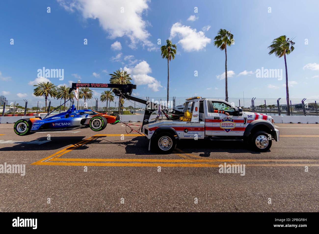 St Petersburg, Florida, Stati Uniti. 4th Mar, 2023. SCOTT DIXON (9) di Auckland, Nuova Zelanda, mette in mostra la bandiera di guardia dopo essersi schiantato durante una pratica per il Gran Premio di Firestone di San Pietroburgo per le strade di San Pietroburgo Petersburg a St Petersburg, FL. (Credit Image: © Walter G. Arce Sr./ZUMA Press Wire) SOLO PER USO EDITORIALE! Non per USO commerciale! Foto Stock