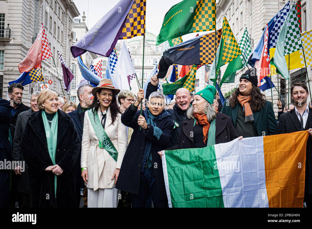 Il gruppo principale della parata, che comprende Sadiq Khan, sindaco di Londra, Martin Fraser, ambasciatore d'Irlanda nel Regno Unito, Heather Humphreys, ministro irlandese della protezione sociale, Dr. Debbie Weekes-Bernard, vicesindaco di Londra per le Comunità e la giustizia sociale e il paradeís Grand Marshal, Catherina Casey. La comunità irlandese ha celebrato il Festival del giorno di San Patrizio con una sfilata nel centro di Londra, con esibizioni di gruppi in marcia, club sportivi e scuole di ballo irlandesi. Londonís Ci si aspettava che più di 50.000 persone partecipassero alla festa e ammirassero la danza irlandese, il cibo e la musica. (Pho Foto Stock