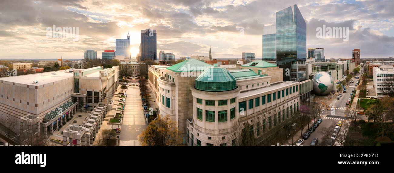 North Carolina state Capitol e lo skyline di Raleigh al tramonto. Foto Stock