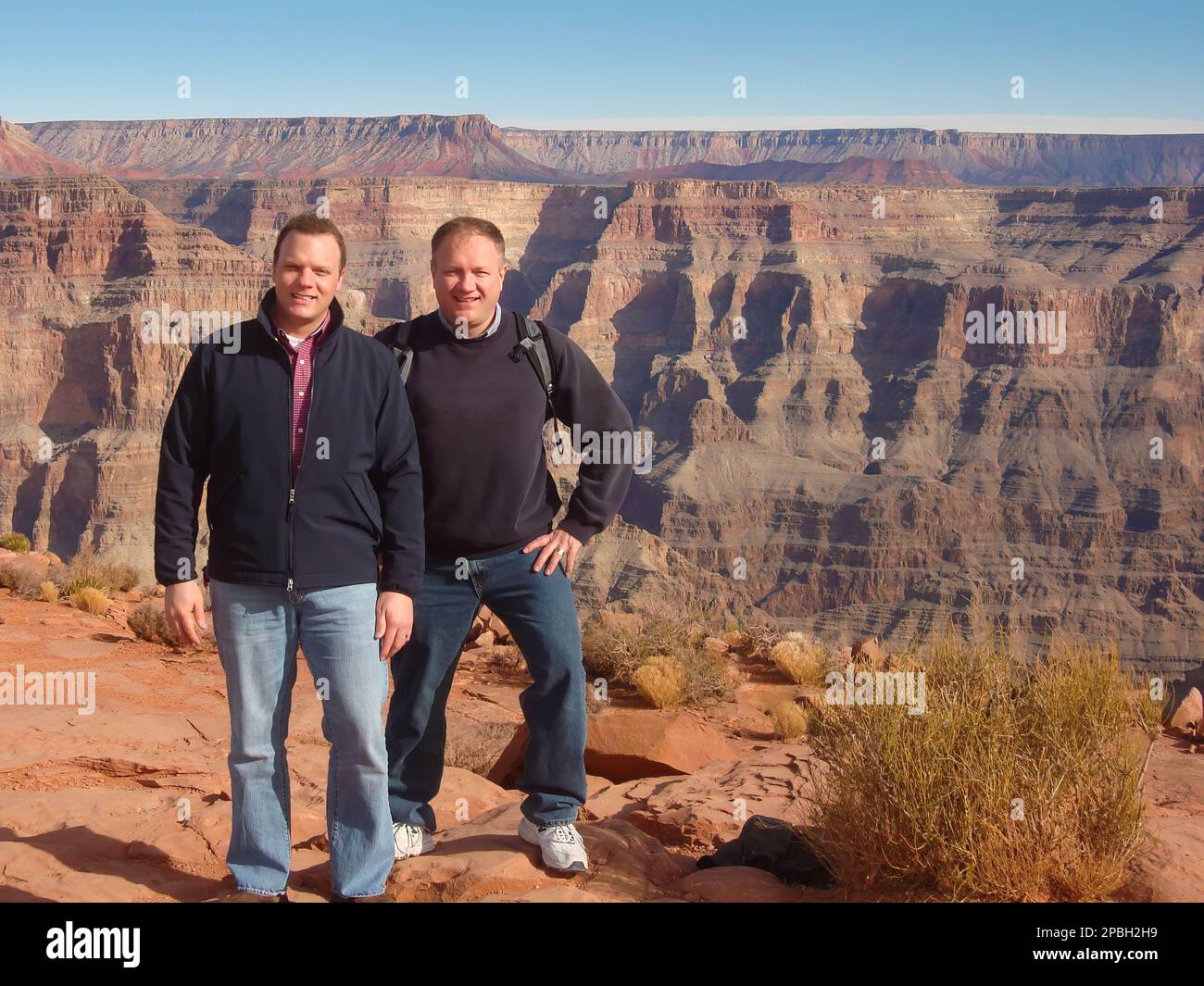 Coppia gay in viaggio verso il Grand Canyon per fare escursioni e visitare il bordo del canyon visitando i punti panoramici Foto Stock