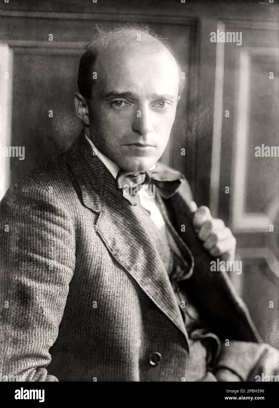 1910 ca : il compositore e direttore d'orchestra austriaco ERICH KLEIBER ( 1890 - 1956 ), padre del compositore Carlos Kleiber ( 1930 - 2004 ). Nel 1923, dopo aver diretto un'emozionante esecuzione del Fidelio di Beethoven all'Opera di Stato di Berlino, divenne il direttore musicale di quell'istituzione. Era noto per le sue interpretazioni del repertorio sinfonico-operistico standard, nonché per la sua realizzazione di nuovi lavori. Nel 1925, per esempio, condusse la prima dell'opera di Alban Berg, Wozzeck. Quando la seconda opera di Berg, Lulu, fu chiamata Entartete Musik (musica degenerata) dal Partito nazista, Kleiber si dimise Foto Stock