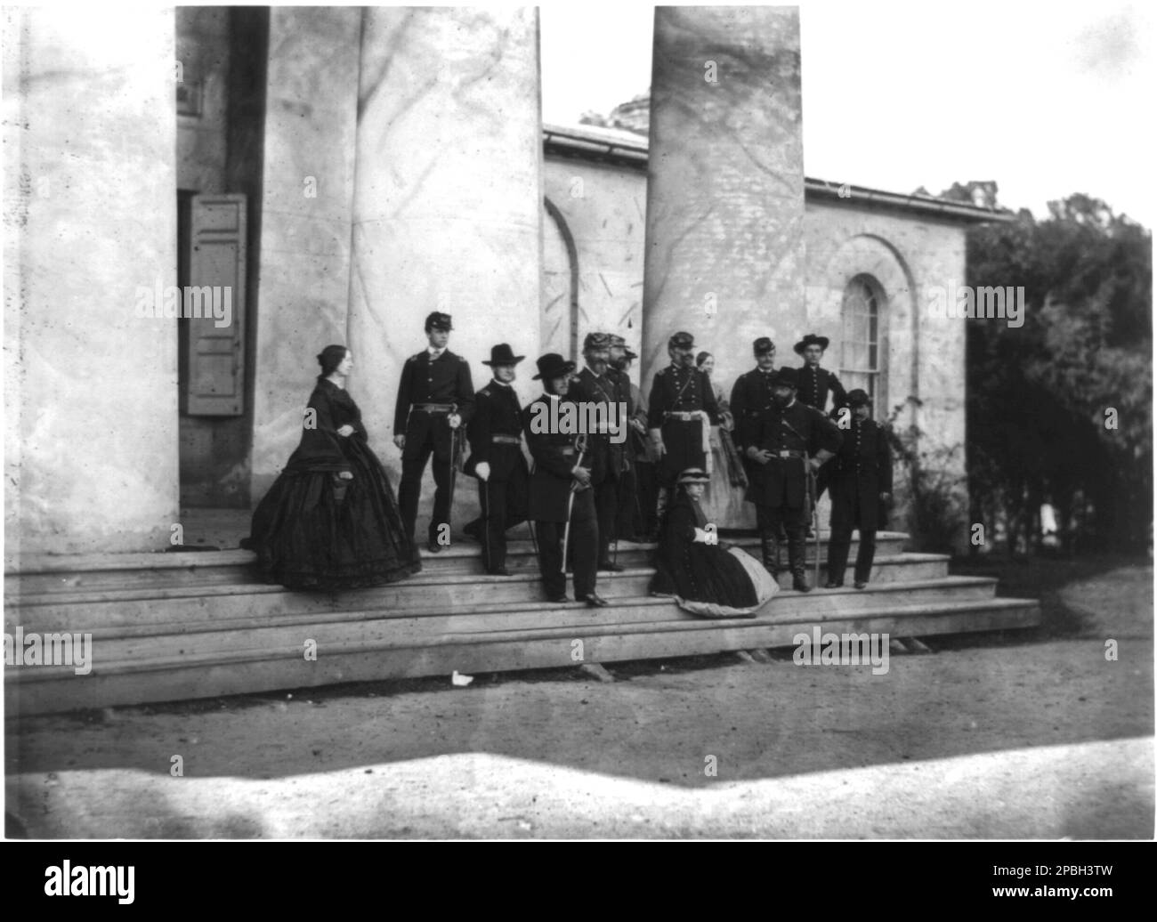 1861 , Arlington , Virginia , USA : il generale Samuel P. Heintzelman e il personale con le loro famiglie nella casa di Robert E. Lee, Arlington House, Virginia . Il generale ROBERT E. LEE ( 1807 - 1870 ) dell'Esercito confederato , ritratto fotografico di Mathew Brady . Lee era un ufficiale dell'esercito degli Stati Uniti, un ingegnere e uno dei generali più celebrati nella storia americana. - SECESSION WAR CIVIL - GUERRA civile DI SECESSIONE AMERICANA - - USA - divisa militare - divisa uniforme militare - SUDISTA CONFEDERATO - CONFEDERATO --- Archivio GBB Foto Stock