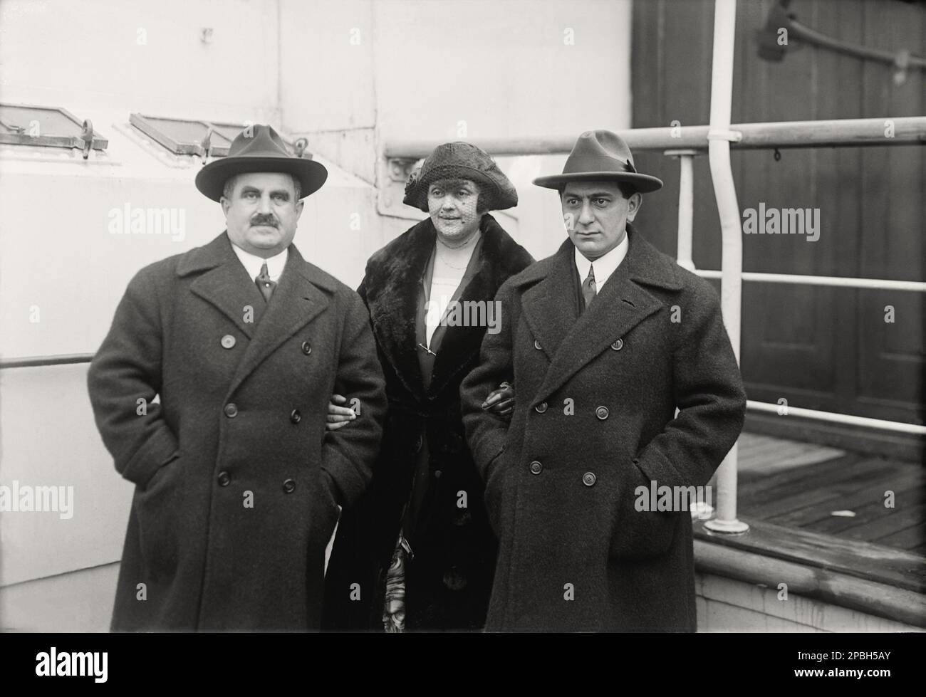 1921 , 27 dicembre , New York , USA : il regista ebraico tedesco ERNST LUBITSCH ( 1892 - 1947 ) ( proprio in questa foto)con la futura moglie Helene Kraus, arriva negli USA con il celebre produttore tedesco PAUL DAVIDSON ( 1867 - 1927 ). Davidson fu il produttore di film muto come MADAME Dubarry ( 1919 ) di Lubitsch . La coppia di Lubitsch si sposò dal 1922 al 1930 . Lubitsch lasciò la Germania per Hollywood nel 1922, su invito di Mary Pickford . La sua cittadinanza tedesca fu annientata dal regime nazista nel 1935 . Ha dato l'industria cinematografica 'The Lubitsch Touch' grazie alla sua sofisticata bravezza e sty Foto Stock