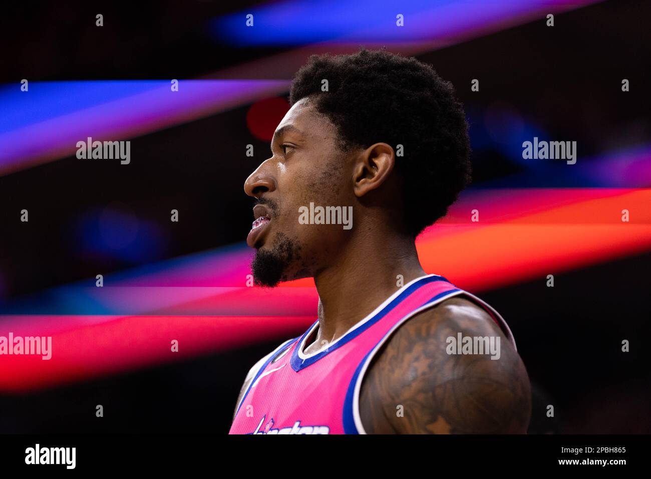 Philadelphia, Stati Uniti d'America. 12th Dec, 2022. Filadelfia, Stati Uniti d'America, 12th 2023 marzo: Bradley Beal (3 Wizards) guarda sopra durante la partita della National Basketball League tra il Philadelphia 76ers e il Washington Wizards al Wells Fargo Center di Philadelphia, Pennsylvania, Stati Uniti (SENZA USO COMMERCIALE). (Colleen Claggett/SPP) Credit: SPP Sport Press Photo. /Alamy Live News Foto Stock