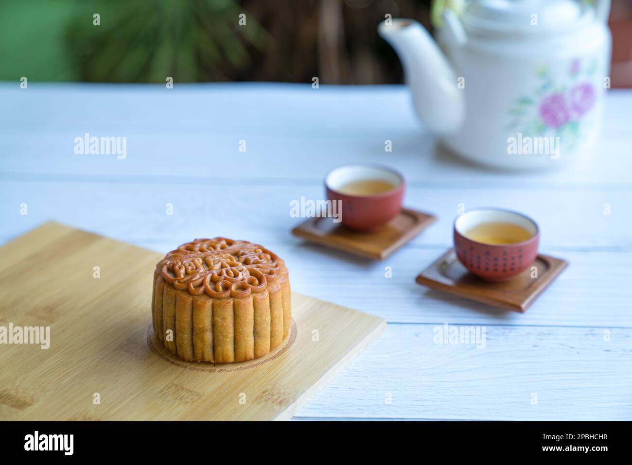 Torta lunare servita con tè cinese. Festival di metà autunno. Spazio di copia. Foto Stock