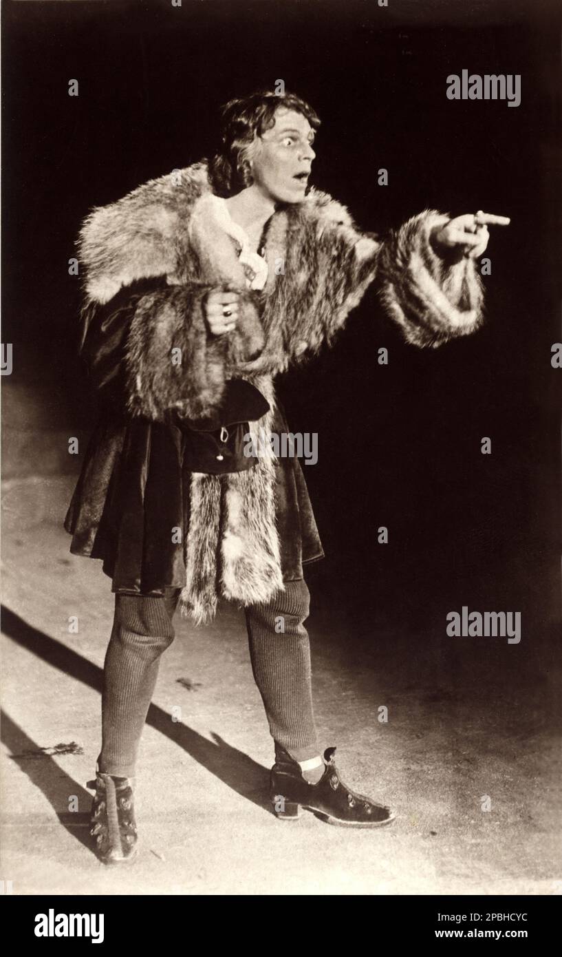 1920 ca, Berlino, Germania : l'attore teatrale tedesco-albanese ALEXANDER MOISSI (1879 - 1935) a JEDERMANN ( Everyman ) di Hugo von Hofmannsthal , regista Max Reinhard .Photo di Hans Bohm , Berlino . Moissi morì il 22 marzo 1935 a Vienna a causa della polmonite, dopo un giro in Italia, tra riprese e prove per un Luigi Pirandello scritto per lui. - Alessandro Moisi - Aleksander Moisiu - TEATRO - TEATRO - TEATRO - attore teatrale - fur - pelliccia ---- Archivio GBB Foto Stock