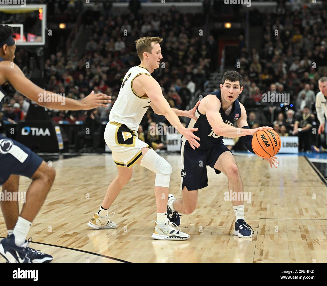 Chicago, Illinois, Stati Uniti. 12th Mar, 2023. La guardia Lions di Penn state Nittany Andrew Funk (10) cerca di superare la palla durante il campionato di pallacanestro maschile della NCAA Big Ten Conference presso lo United Center di Chicago, Illinois. Dean Reid/CSM/Alamy Live News Foto Stock