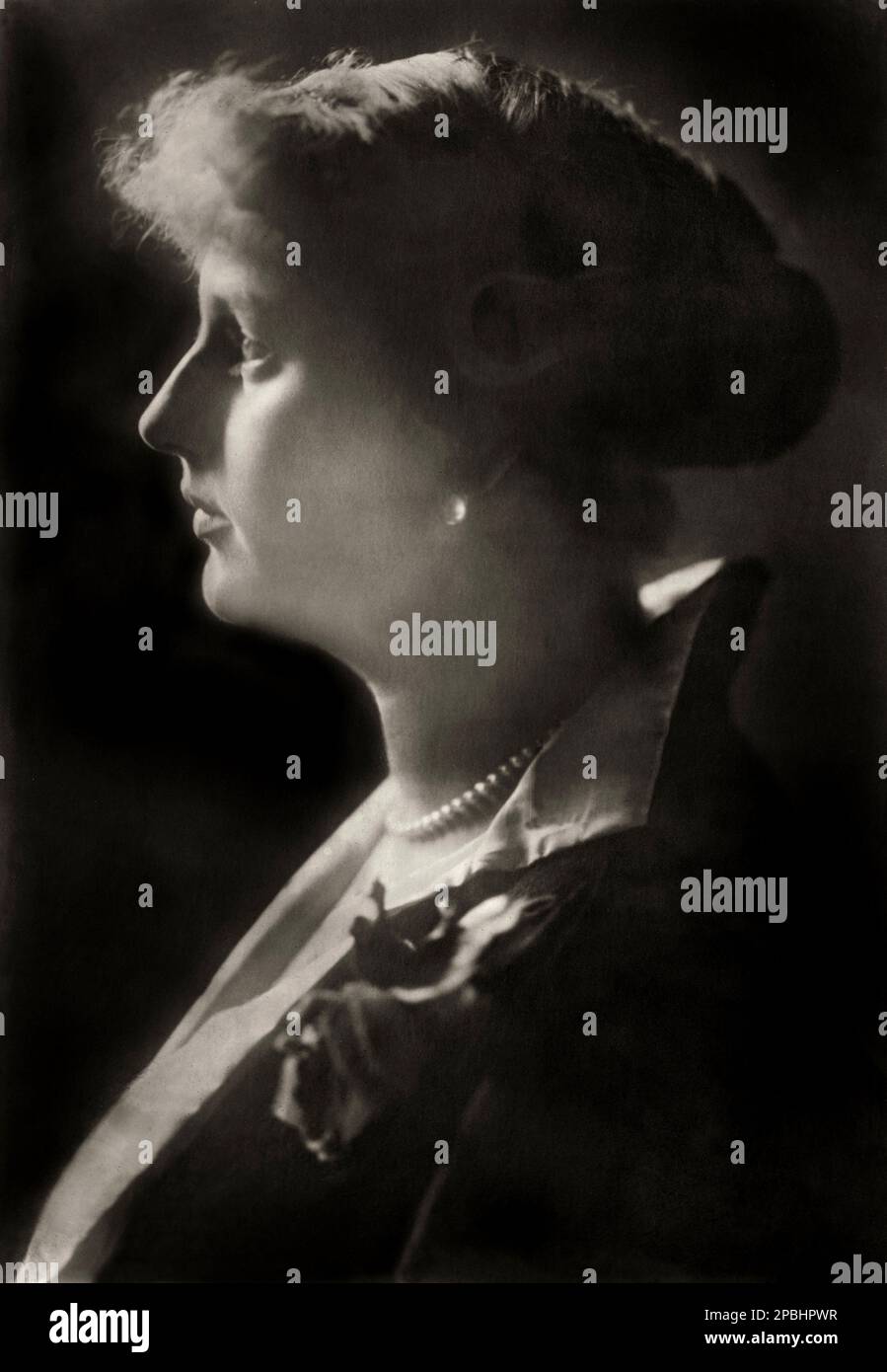 1915 c, GERMANIA : la principessa ALEXANDRA VITTORIA di Schleswig-Holstein-Sonderburg-Glucksburg (1887 - 1957 ), sposò il 22 ottobre 1908 con il principe Augusto Guglielmo di Prussia (1887 – 1949), chiamato Auwi, quarto figlio di Kaiser GUGLIELMO II (Guglielmo II) HOHENZOLLERN , re di Prussen, imperatore di Germania ( 1859 - 1941 ). Dal matrimonio nacque un solo figlio: ALESSANDRO FERDINANDO di Prussia ( 1912 - 1985 ). Foto di Ernst Sandau , Berlino - REALI - ROYALTY - NOBILITY - Nobiltà - profilo - BELLE EPOQUE - MODA - moda - Schleswig Holstein Sonderburg Glucksburg - collana perle - col Foto Stock