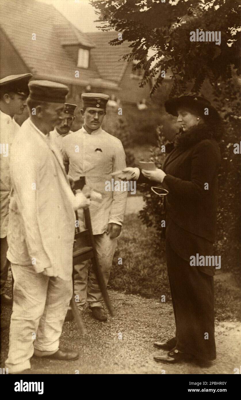 1913 c, GERMANIA : principessa ALEXANDRA VICTORIA di Schleswig-Holstein-Sonderburg-Glucksburg ( 1887 - 1957 ) amore ha distribuito doni ai soldati . Foto di Gebr. Haeckel . Alessandra Vittoria sposò nel 1908 il principe Augusto Guglielmo di Prussia ( 1887 – 1949 ), chiamato Auwi, quarto figlio del Kaiser GUGLIELMO II ( Guglielmo II ) HOHENZOLLERN , re di Prussen, imperatore di Germania ( 1859 - 1941 ). Dal matrimonio nacque un solo figlio: ALESSANDRO FERDINANDO di Prussia ( 1912 - 1985 ). Foto di Ernst Sandau , Berlino - REALI - ROYALTY - NOBILITY - Nobiltà - profilo - BELLE EPOQUE - FASHION - MOD Foto Stock