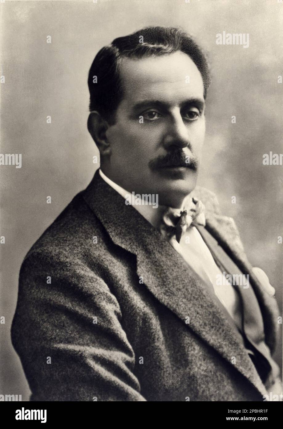 Il celebre compositore italiano GIACOMO PUCCINI 1858 - 1924 ) - OPERA LIRICA - COMPOSITORE - MUSICA - ritratto - ritratto - baffi - baffi - CLASSICA - CLASSICA - classica - COMPOSITORE LIRICO - ritratto - ritratto - cravatta - papillon - cravatta - MUSICA - musica ---- ARCHIVIO GBB Foto Stock