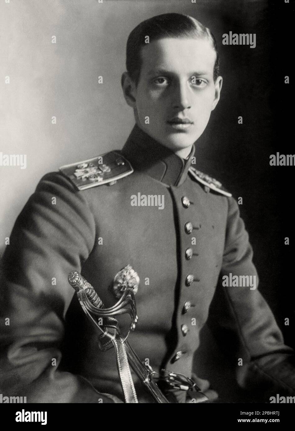 1918 ca : il Granduca russo DIMITRI Pavlovich di Russia (1891 - 1941), fu un dinastio imperiale russo, uno dei pochi romanovi a sfuggire all'assassinio dei bolscevichi dopo la Rivoluzione russa. E' noto per essere stato coinvolto nell' omicidio del mistico guaritore di fede contadina Grigori Rasputin , che si sentì impassibile sul zar Nicola II . Figlio del Granduca Paolo Alexandrovich e nipote di Alessandro II di Russia; fu quindi cugino di primo grado di Nicola II di Russia. La madre di Dmitri Pavlovich, Alexandra Georgievna di Grecia, era figlia di Giorgio i di Grecia e della sua regina c Foto Stock