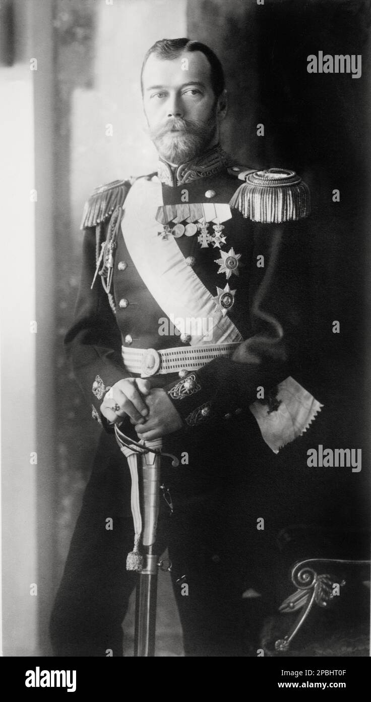 Lo zar russo Nicola II di Russia (18 maggio 1868 – 17 giugno 1918) (Nikolay II) fu l'ultimo imperatore della Russia, re di Polonia e granduca di Finlandia . Regnò dal 1894 fino alla sua abdicazione forzata nel 1917 . Nicholas si dimostrò incapace di gestire un paese in tumulto politico e di comandare il suo esercito nella prima guerra mondiale . Il suo dominio terminò con la Rivoluzione russa del 1917, dopo di che lui e la sua famiglia furono giustiziati dai bolscevichi . Dopo la sua canonizzazione, è stato considerato come San Nicola il portatore della Passione dalla Chiesa ortodossa russa. - foto storiche - foto storica - barba - barbe Foto Stock