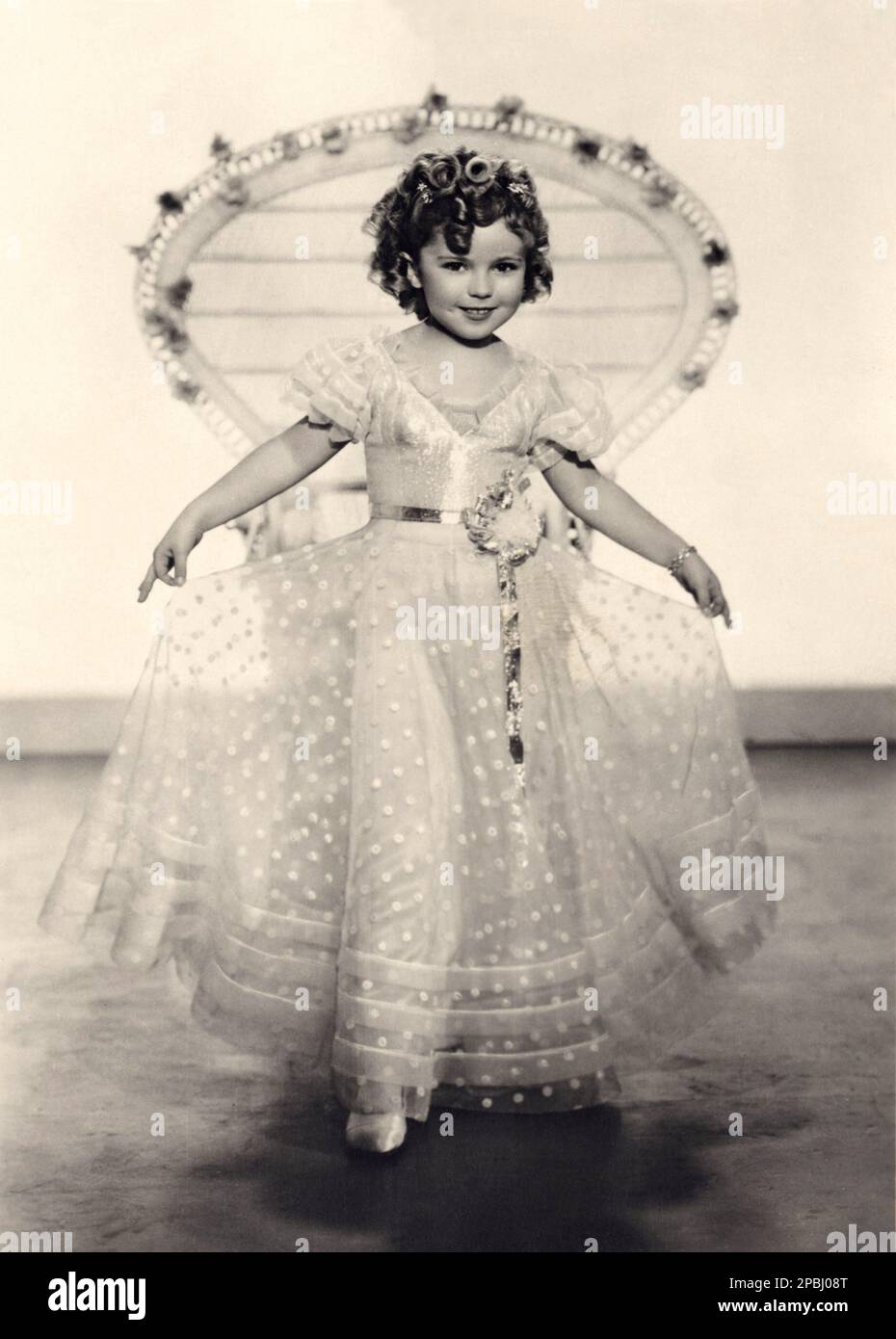 1936 ca : l'attrice bambino SHIRLEY TEMPLE ( Santa Monica , CA 1928 ), Pubblicity still - FILM - CINEMA - ritratto - ritratto - boccoli - riccioli - riccioli - bambino prodigio - celebrità attori attrice attore - sorriso - sorriso - velo - velo - tulle - poi - plka-dots --- Archivio GBB Foto Stock