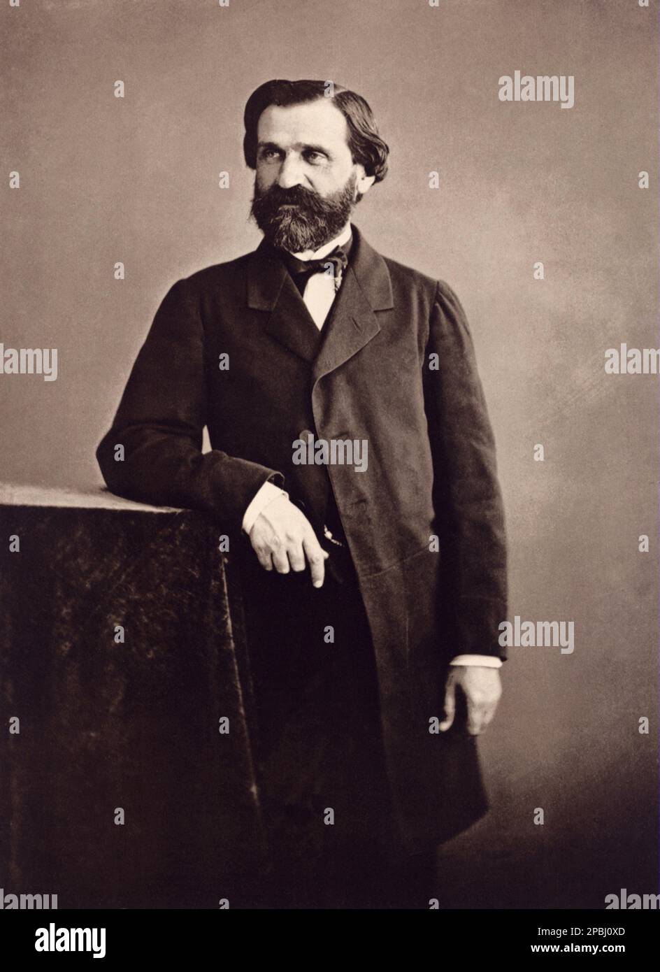 1860 ca , Parigi , francia : il celebre compositore italiano GIUSEPPE VERDI ( 1813 - 1901 ). PHOTO BY NADAR - COMPOSITORE - OPERA LIRICA - CLASSICA - CLASSICA - RITRATTO - RITRATTO - MUSICALE - MUSICA - BARBA - BARBA - FIOCCO - FIOCCO - CRAVATTA - CRAVATTA - CRAVATTA --- ARCHIVIO GBB Foto Stock