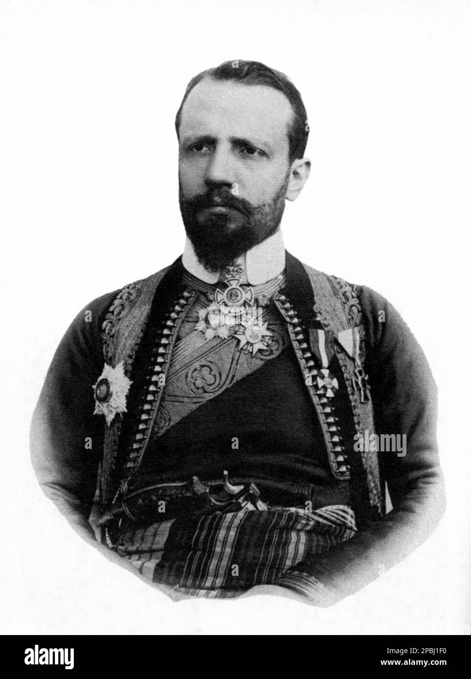 1900 ca : il conte ITALIANO GIUSEPPE VOLPI di MISURATA ( 1877 - 1947 ) In costume balcanico Montenegro - Nobiltà italiana - nobiltà - ritratto - ritratto - barba - barba - barba - colletto - colletto - medaglia - medaglie - medaglie - conte - FASCISMO - FASCISTA - FASCISMO - industriale - POLITICO - POLITICA - POLITICO - POLITICO - POLITICO - POLITICO - POLITICO - POLITICO - POLITICO - politico - politico - politico - Archivio GBB Foto Stock