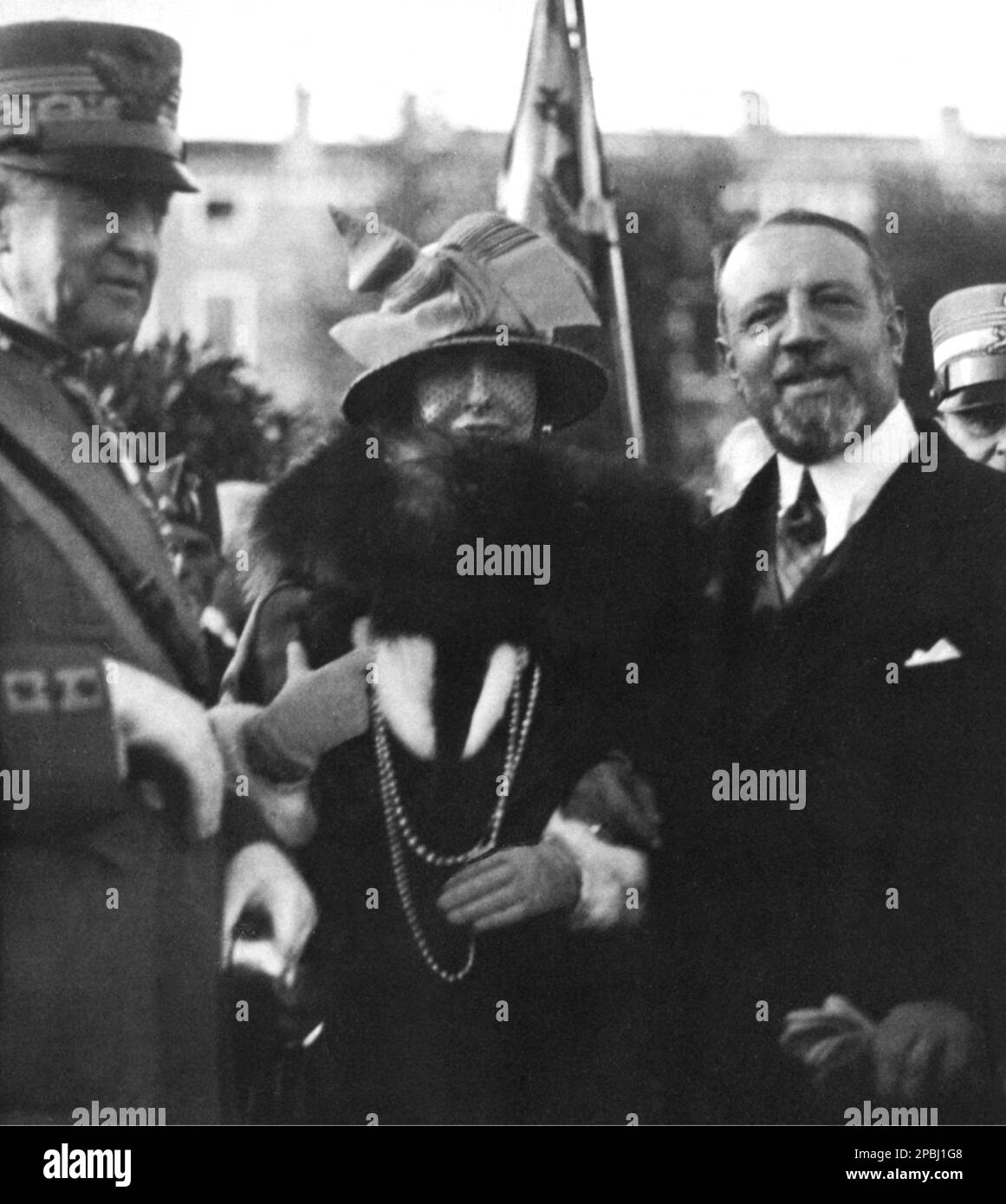 1940 ca: Il conte italiano GIUSEPPE VOLPI di MISURATA ( 1877 - 1947 ) con la contessa ANNINA MOROSINI e LA DUCA D'AOSTA Savoia . La contessa Anna Morosini nasce ROMBO , prima della 3 figlia del direttore della Banca d'Italia a Venezia. Annina sposò il conte Michele (Gino) MOROSINI nel 1885 . Madre della contessa Morosina Morosini , In seguito sposò il conte Luigi Nicolis di Robilant - Nobiltà italiana - nobiltà - ritratto - barba - barba - cappello a cilindro - cappello - colletto - cravatta - conte - FASCISMO - FASCISTA - FASCISMO - industriale - P Foto Stock