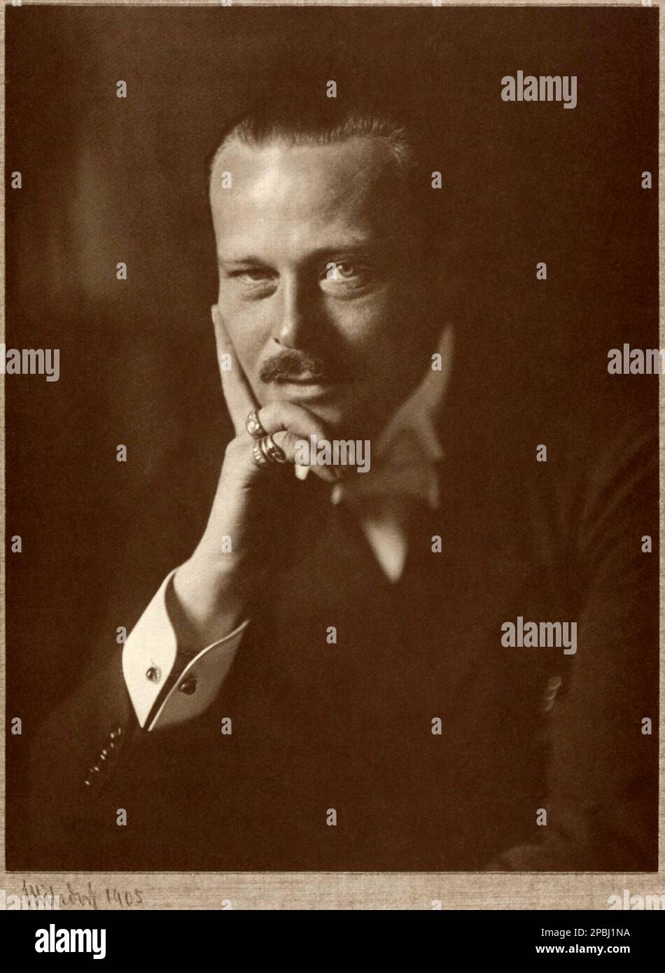 1905 : il principe tedesco ERNST LUDWIG von HESSEN Kassel (Ernest Louis Charles Albert William , 1868-1937). Foto di Jacob Hilsdorf (1872-1916) . Fu l'ultimo Granduca d'Assia e dal Reno dal 1892 al 1918. Ernest Louis era il quarto figlio e figlio maggiore del Granduca Luigi IV e della Principessa Alice del Regno Unito, figlia di Victoria del Regno Unito e del Principe Alberto di Saxe-Coburg e Gotha. Era fratello maggiore di Alexandra d'Assia, imperatrice consorte di Nicola II di Russia. Nel 1894 Ernest Louis sposò il suo primo cugino, la principessa Victoria Melita di Saxe-Coburg Foto Stock