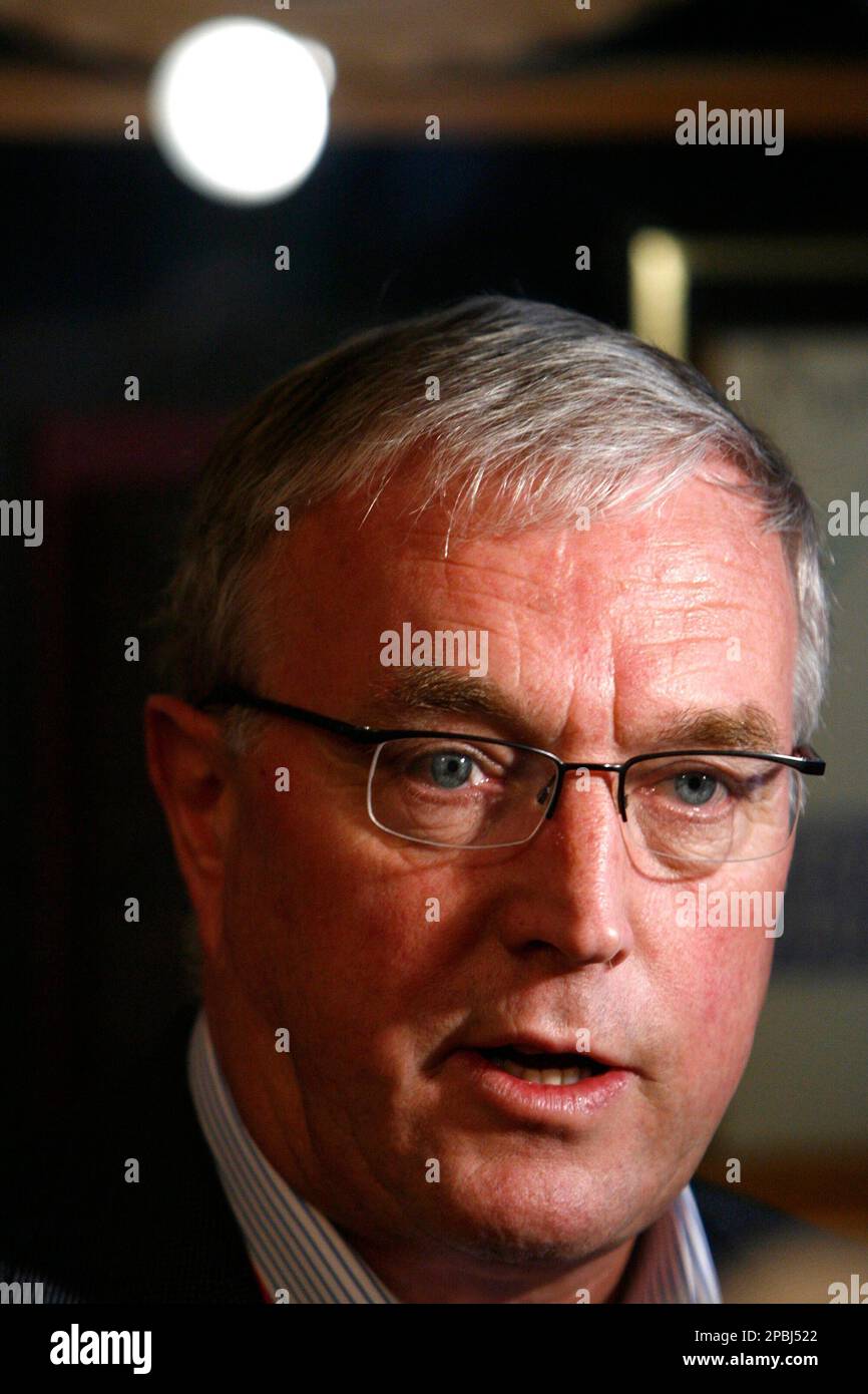 President of the International Cycling Union, UCI, Pat McQuaid, from Ireland briefs the press after a meeting on doping in the cycling sport, on the sideline of the 61st Tour de Romandie Protour cycling race, in Moudon, Switzerland, Friday, May 4, 2007. (AP Photo/Keystone, Laurent Gillieron) Foto Stock
