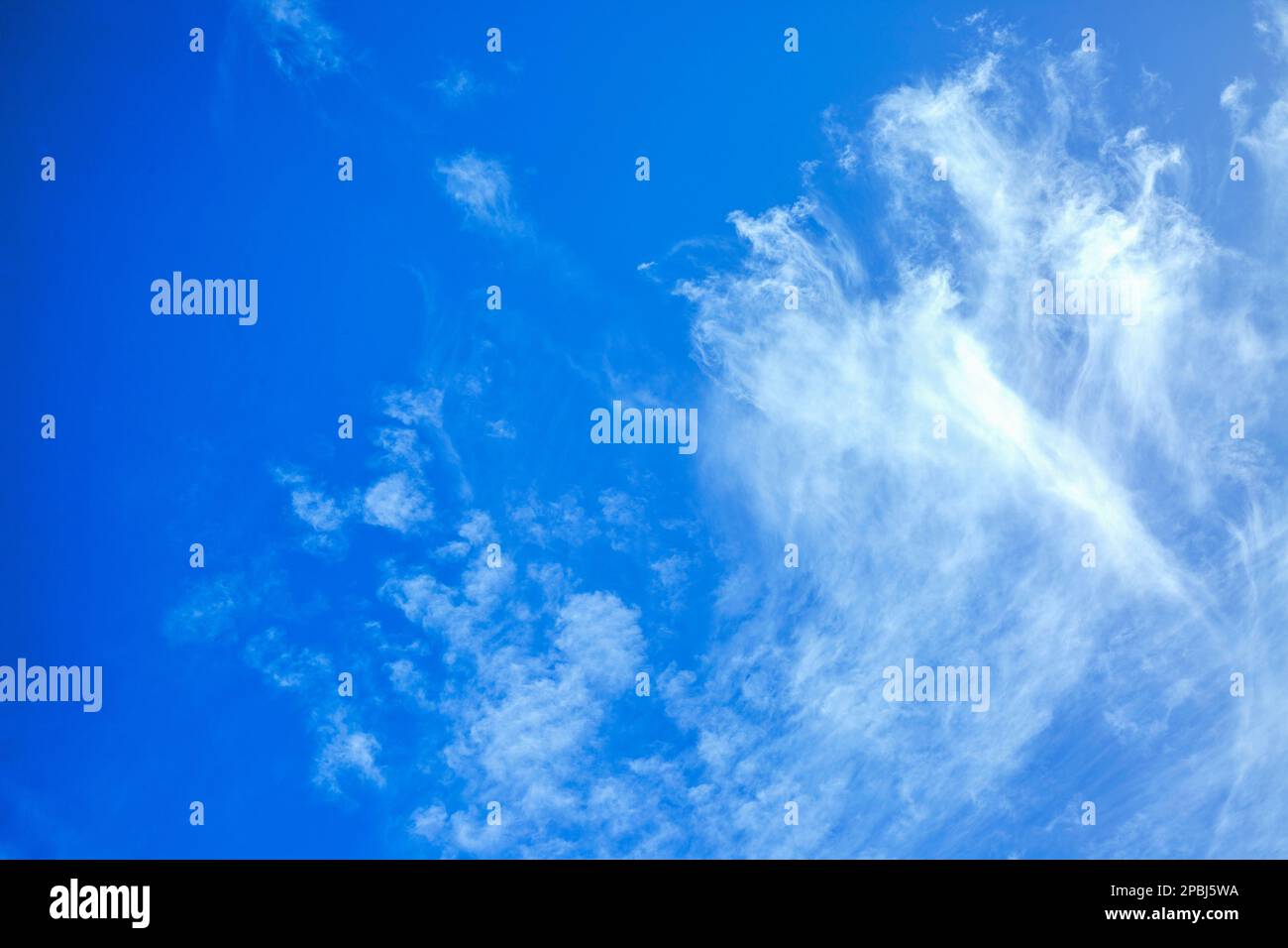 Cielo blu con nuvole in estate nell'isola di mauritius, Africa orientale. Foto Stock