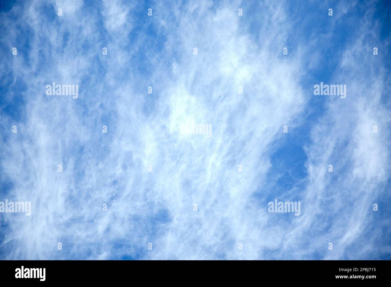 Cielo blu con nuvole in estate nell'isola di mauritius, Africa orientale. Foto Stock