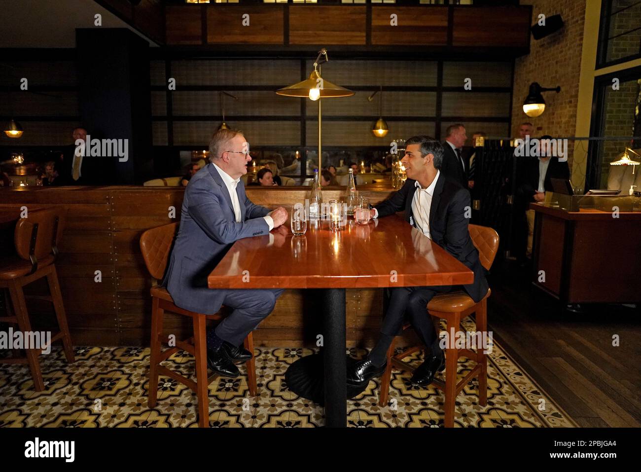 Il primo ministro Rishi Sunak ha parlato con il primo ministro dell'Australia Anthony Albanese nel ristorante di pesce Lionfish, San Diego, durante la sua visita negli Stati Uniti come parte di Aukus, un accordo trilaterale sulla sicurezza tra Australia, Regno Unito e Stati Uniti. Data immagine: Domenica 12 marzo 2023. Foto Stock