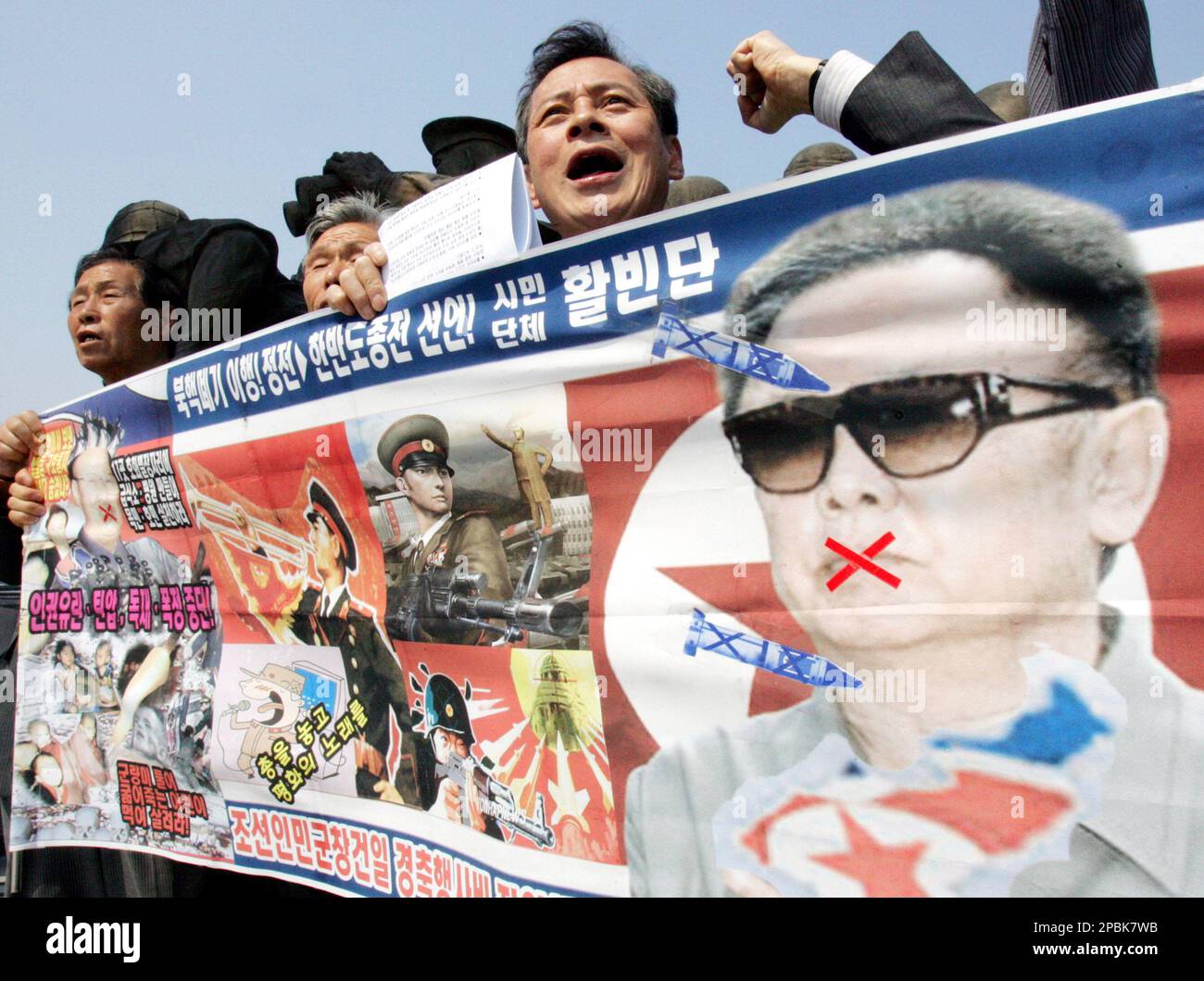 South Korean protesters stage an anti-North Korea rally denouncing the 75th anniversary of the foundation of Korean People's Army in front of the War Memorial Museum in Seoul, Wednesday, April 25, 2007. North Korean leader Kim Jong Il reviewed a massive military parade featuring dozens of missiles in Pyongyang to mark the army's anniversary Wednesday, in a display of might amid tensions over the country's nuclear weapons. (AP Photo/Ahn Young-joon) Foto Stock