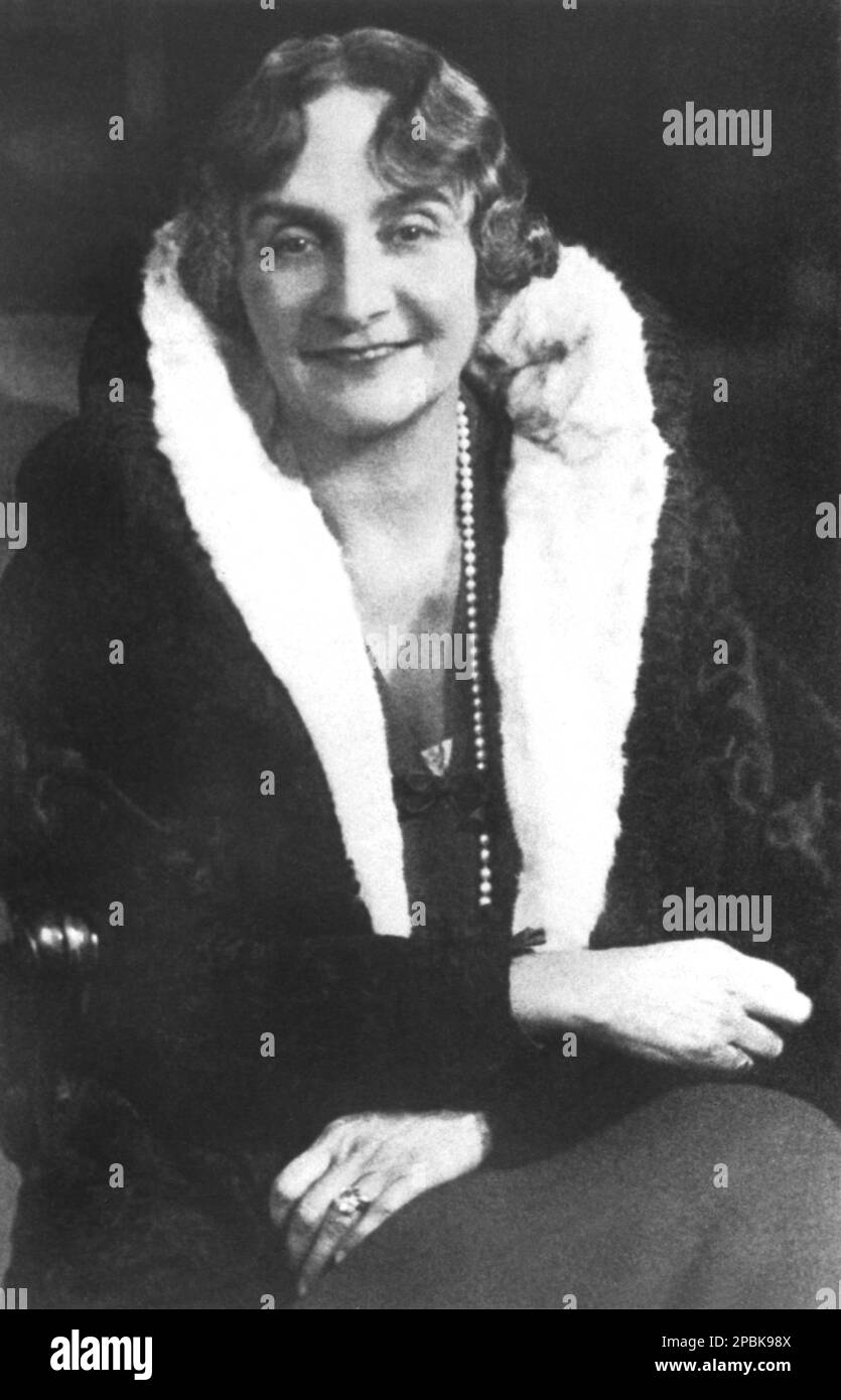 1935 ca : la principessa MARIE BONAPARTE (2 luglio 1882 – 21 settembre 1962) è stata una psicoanalista francese, strettamente legata a Sigmund Freud . La sua ricchezza contribuì alla popolarità della psicoanalisi, e consentì la fuga di Freud dalla Germania nazista . Marie Bonaparte era una grande nipote di Napoleone i di Francia. Era figlia di Roland Bonaparte (1858 - 1924) e Marie-Felix Blanc (1859 - 1882 ). Suo nonno paterno fu Pierre Napoleon Bonaparte, figlio di Lucien Bonaparte, e nipote di Napoleone. Suo nonno materno fu Francesco Bianco, il principale sviluppatore immobiliare di Monte Car Foto Stock