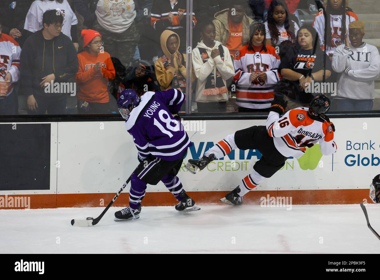 11 marzo 2023: I crociati della Santa Croce in avanti Bobby Young (18) lancia un colpo nel terzo periodo contro le Tigri RIT. Il Rochester Institute of Technology Tigers ha ospitato i Holy Cross University Crusaders nel secondo gioco semifinale dell'Atlantic Hockey Tournament al gene Polisseni Center di Rochester, New York. (Jonathan Tenca/CSM) Foto Stock