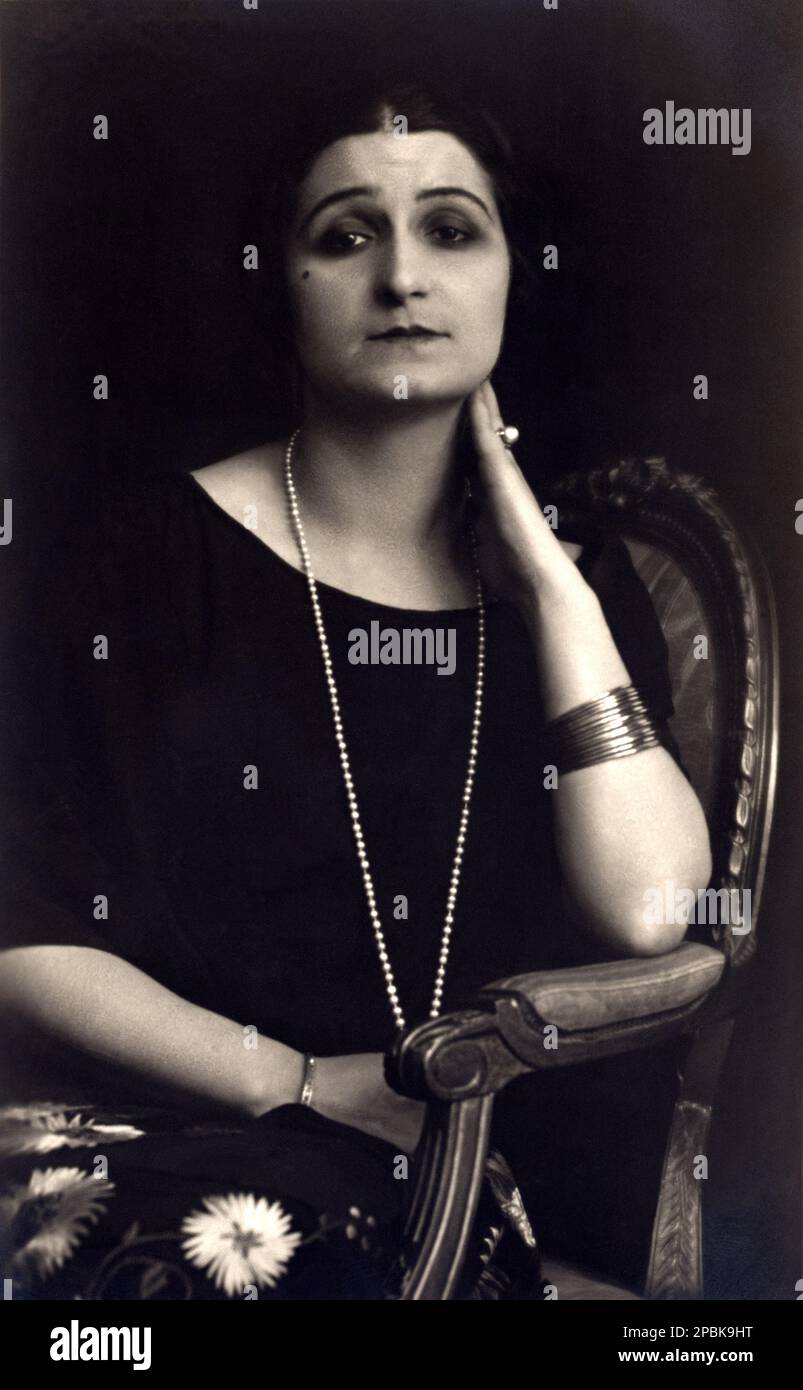 1925 ca , ITALIA : il teatro italiano , l'attrice cinematografica e la 'soppiatrice' LOLA BRACCINI ( 1889 - 1969 ). Foto di Vettori , Bologna . Era la voce italiana dell'attrice : Margaret Rutherford , Ethel Barrymore e Katina Paxinou . - CINEMA - FILM - drogatore - droghiatrice - drogaggio cinematografico - attrice - TEATRO - TEATRO - TEATRO - DIVA - DIVINA - VAMP - CINEMA - ANNI venti - anni '20 - ritrato - ritratto - collana di perle - collana di perle - perla - bracciale - Bracciale - bracciale - anello - anello - abito nero - abito nero abito nero - moda - moda ---- Archivio GBB Foto Stock