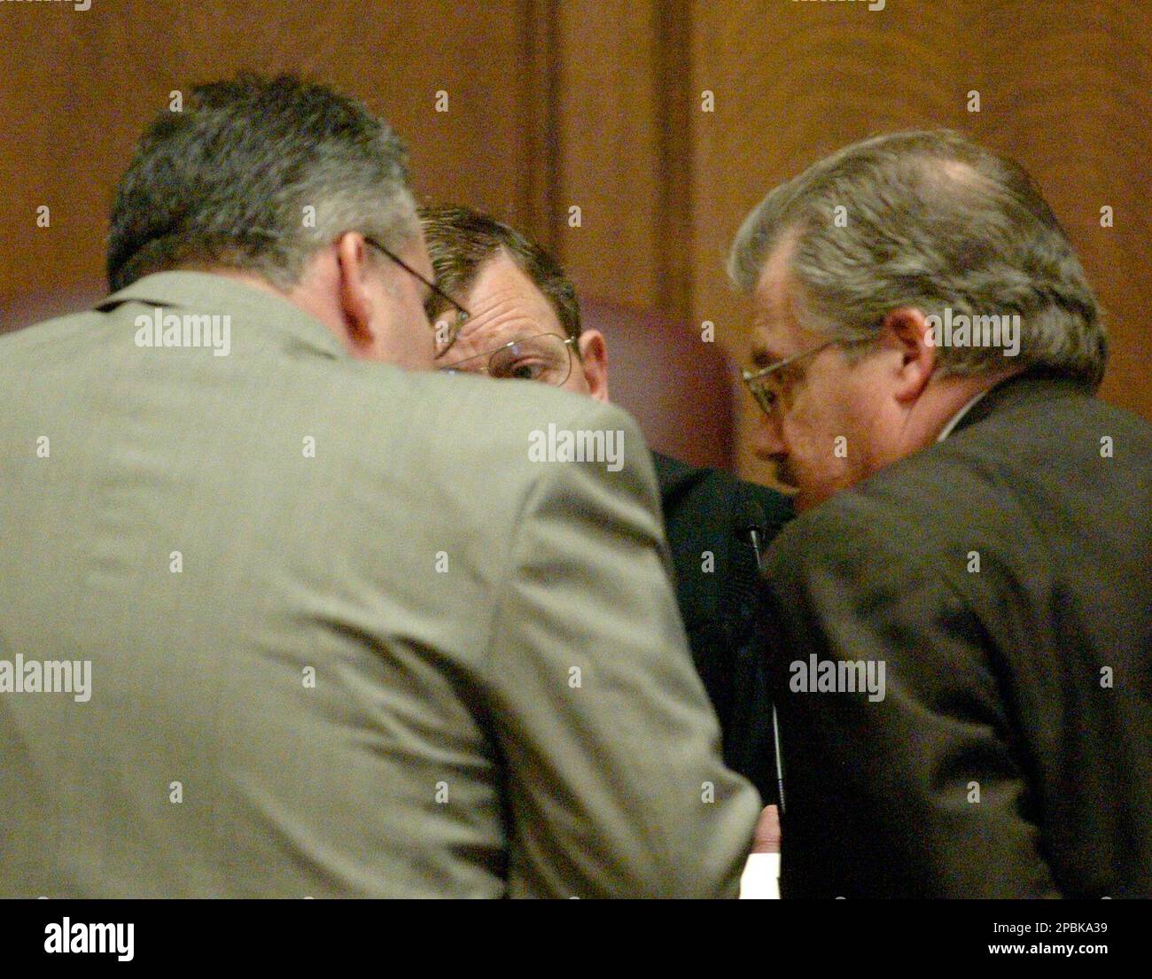 Brendan Dassey's defense attorney Mark Fremgen, left, and special prosecutor Ken Kratz, right, meet with Manitowoc Circuit Judge Jerome Fox Tuesday April 24, 2007, during a sidebar in Dassey's murder trial in Manitowoc, Wis. Dassey is on trial for the killing of Teresa Halbach on Oct. 31, 2005. His uncle, Steven Avery was convicted of the same crime in March. (AP Photo/Bruce Halmo, Pool) Foto Stock