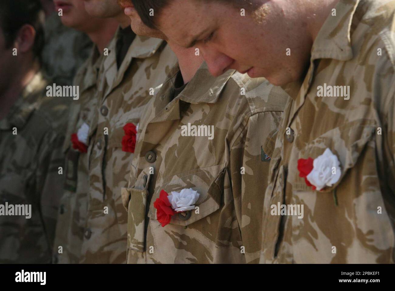 British soldiers of 2nd Royal Regiment of Fusiliers pray during the celebration of St. George's Day at their base in Sangin, in northern Helmand province, Afghanistan, Monday, April 23, 2007. St. George's is the patron saint of England and is the national day of England as well as being the day that the regiment was formed 39 year ago.(AP Photo/Rafiq Maqbool) Foto Stock