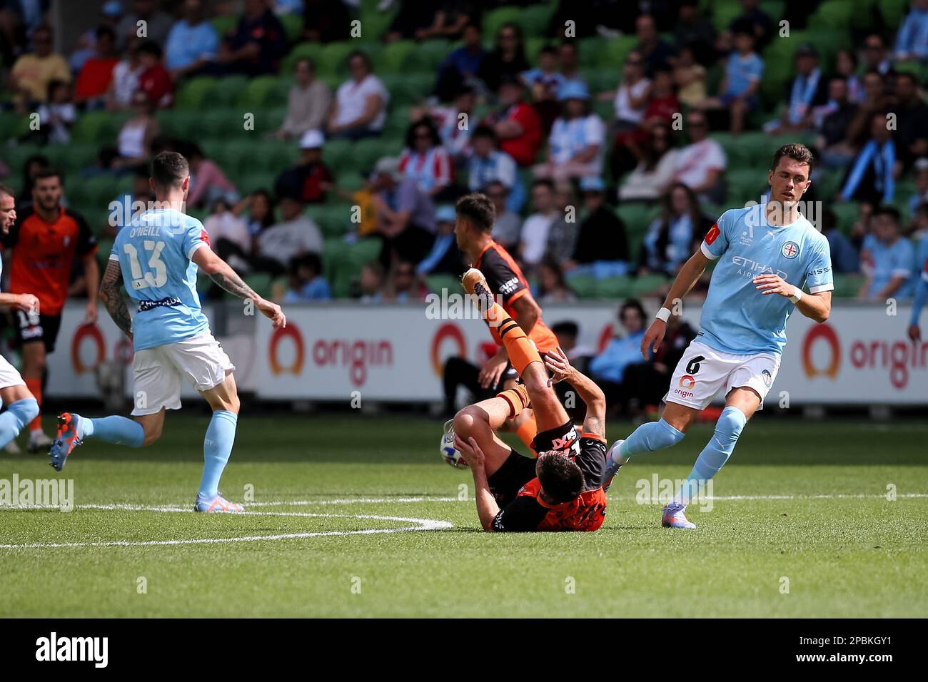 Melbourne, Australia, 12 marzo 2023. Stefan Scepovic di Brisbane Roar cade durante la Partita di calcio maschile della A-League tra Melbourne City e Brisbane Roar all'AAMI Park il 12 marzo 2022 a Melbourne, Australia. Credit: Dave Hewison/Alamy Live News Foto Stock