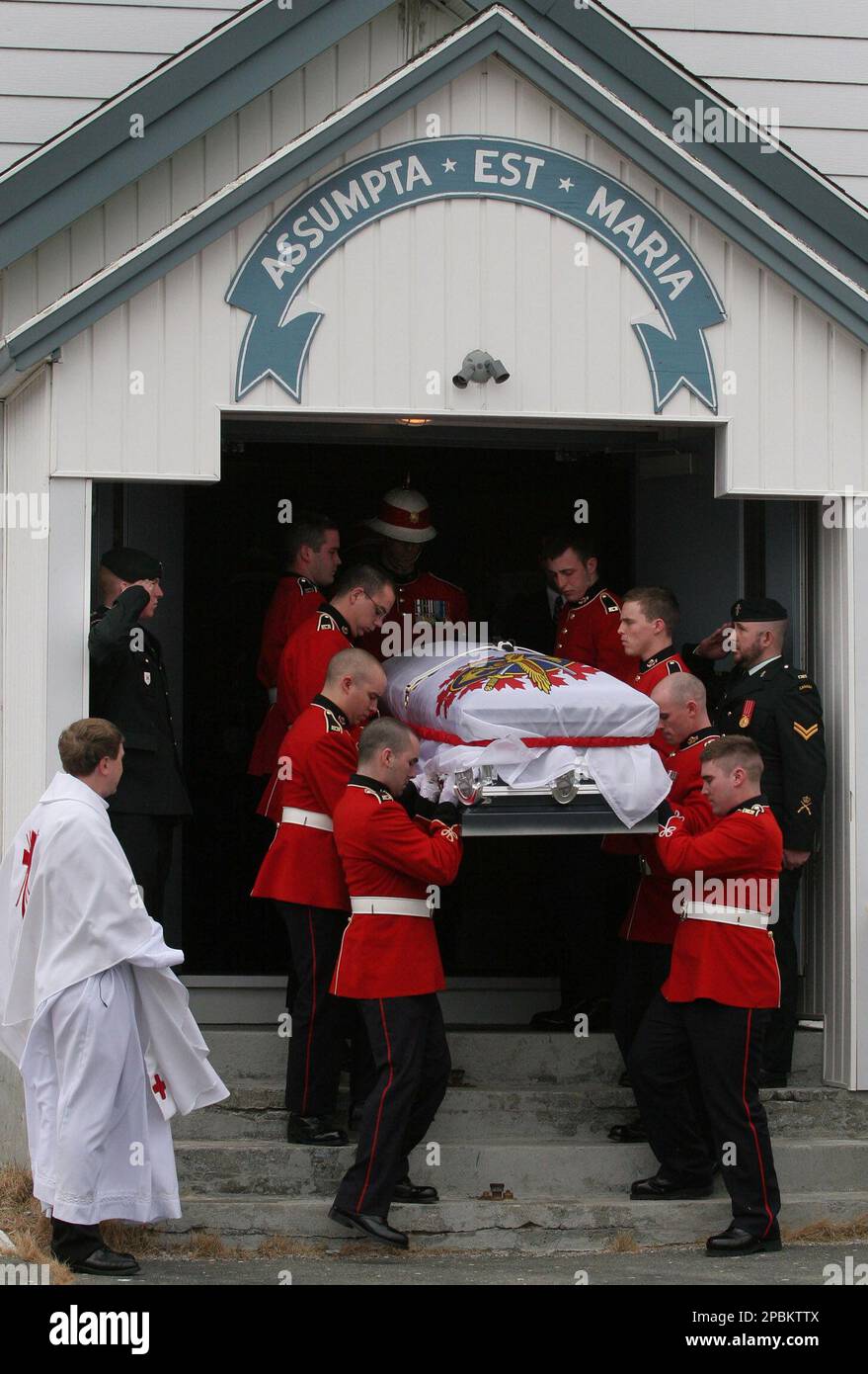 The coffin of Pvt. Kevin Kennedy, who was killed along with five other soldiers in Afghanistan on Easter Sunday, is carried out of Our Lady Of The Assumption Roman Catholic Church in St. Mary's,Newfoundland, Canada, Thursday, April 19, 2007. (AP PHOTO/CP, Rhonda Hayward) Foto Stock