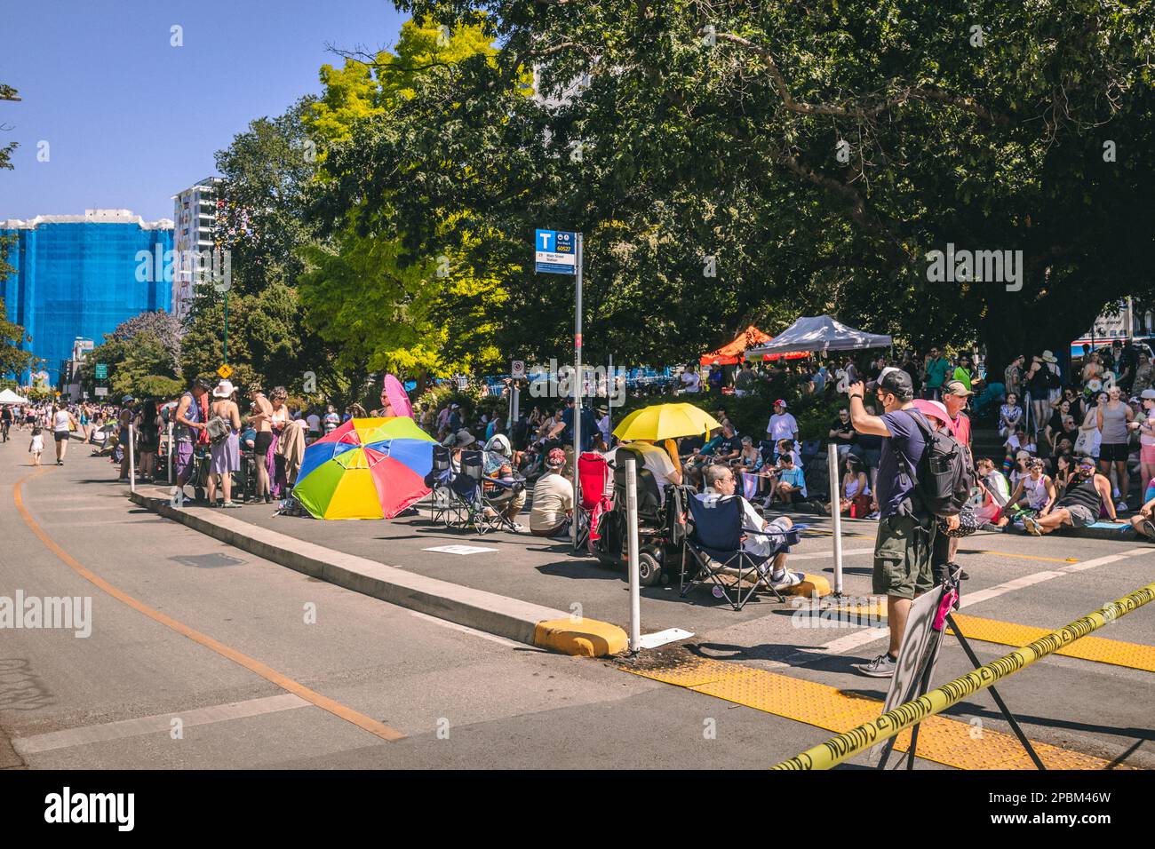 Vancouver, Canada - 31,2022 luglio: Le persone camminano su Pacific Street con una bandiera arcobaleno durante la Parata Pride Foto Stock