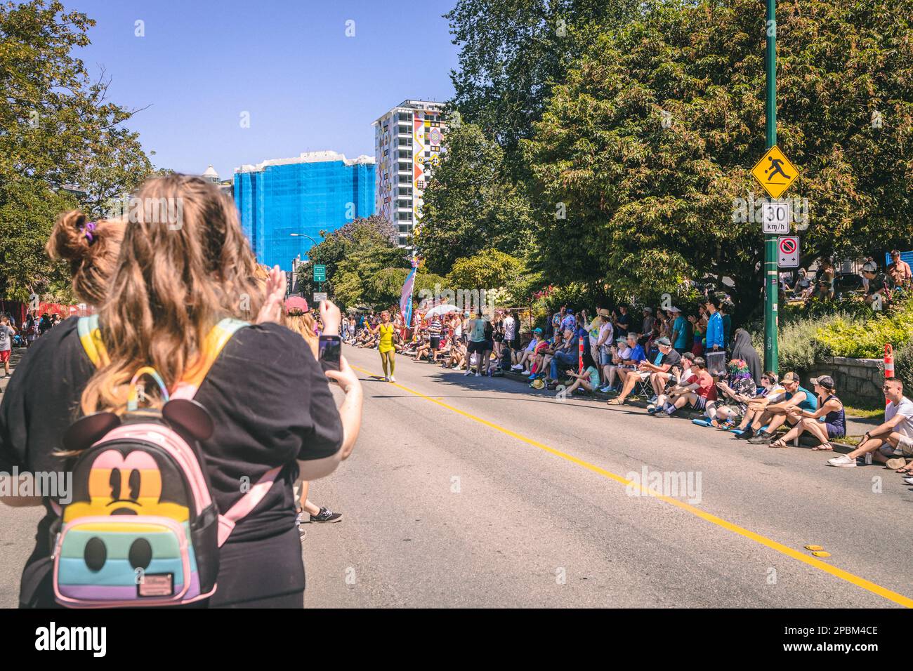 Vancouver, Canada - 31,2022 luglio: Le persone camminano su Pacific Street con una bandiera arcobaleno durante la Parata Pride Foto Stock