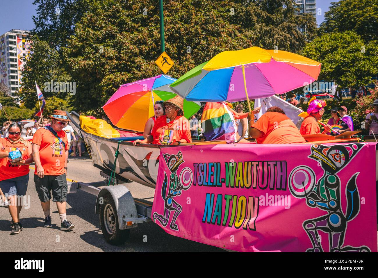 Vancouver, Canada - Luglio 31,2022: Durante la Parata Pride, un gruppo di persone della NAZIONE TSLEIL-WAUTUTH cammina su Pacific Street Foto Stock